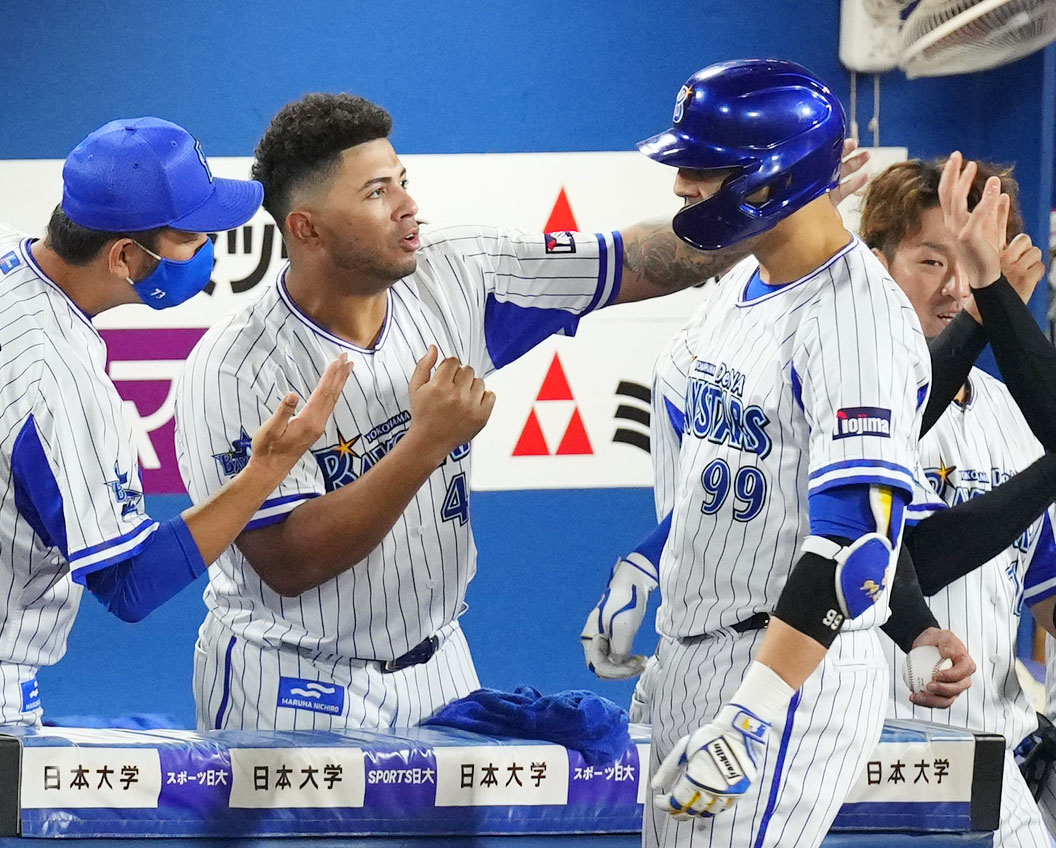 DeNA対阪神　8回裏DeNA1死二塁、中越え2点本塁打を放ったソト（右から2人目）を迎えるロメロ（同3人目）（撮影・横山健太）