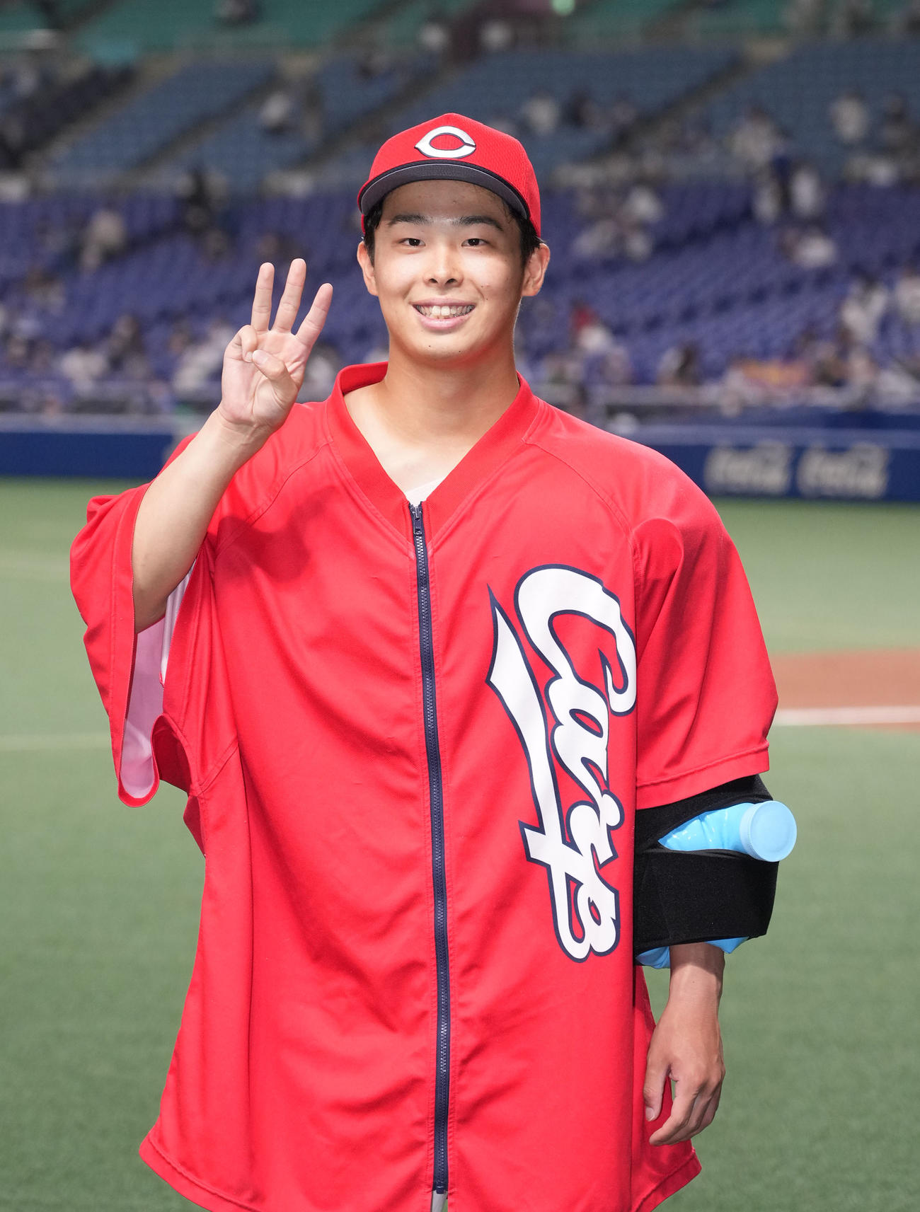 中日対広島　試合終了、ヒーローインタビュー後、3勝目をあげポーズを決める玉村（撮影・森本幸一）