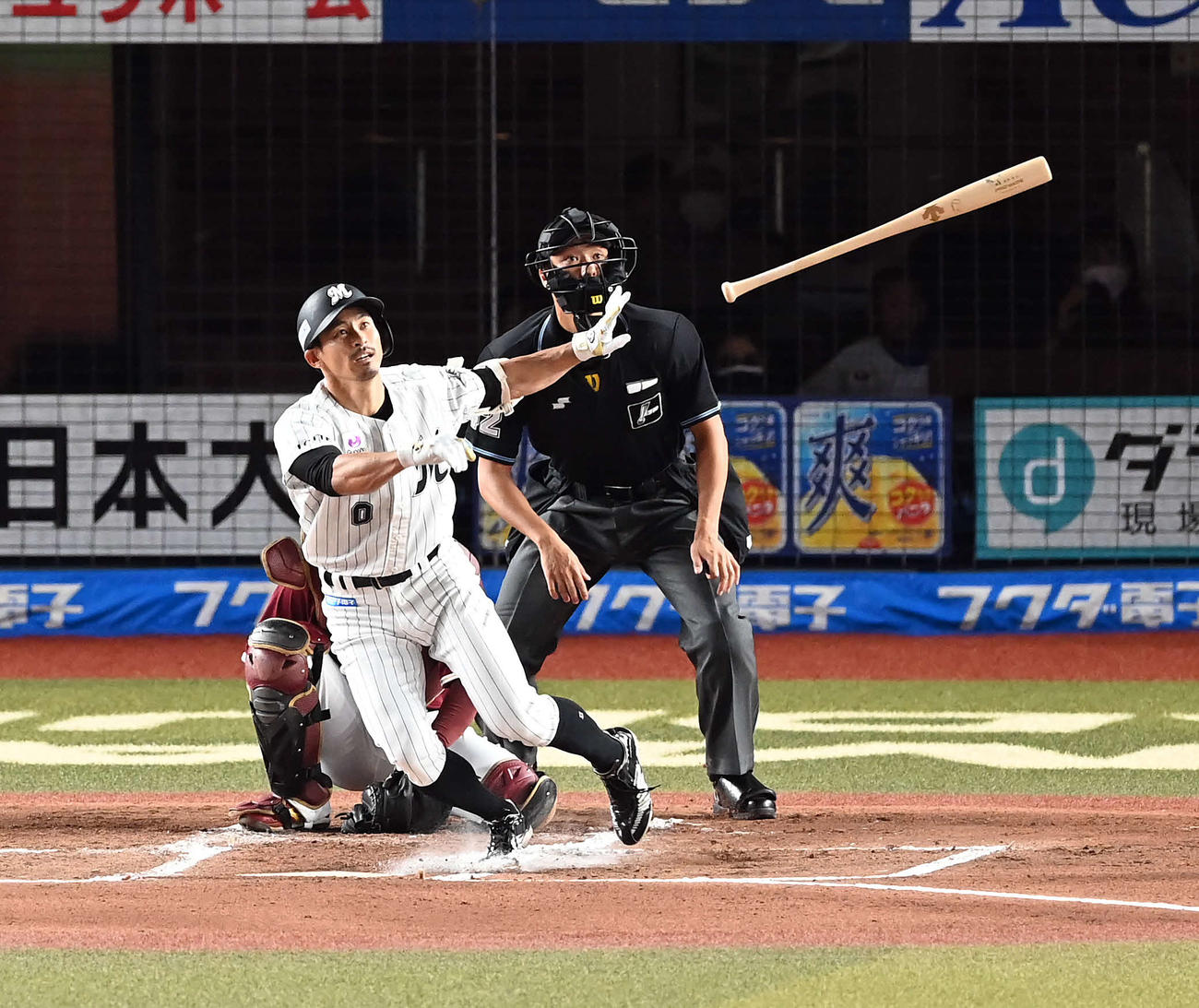 ロッテ対楽天　1回裏ロッテ無死、2試合連続で先頭打者本塁打を放つ荻野（撮影・たえ見朱実）