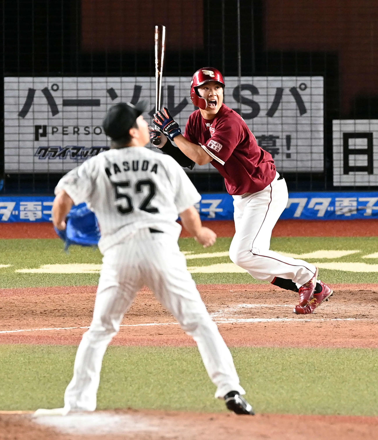 ロッテ対楽天　9回表楽天2死二塁、益田（手前）から決勝の適時二塁打を放つ渡辺佳（撮影・たえ見朱実）