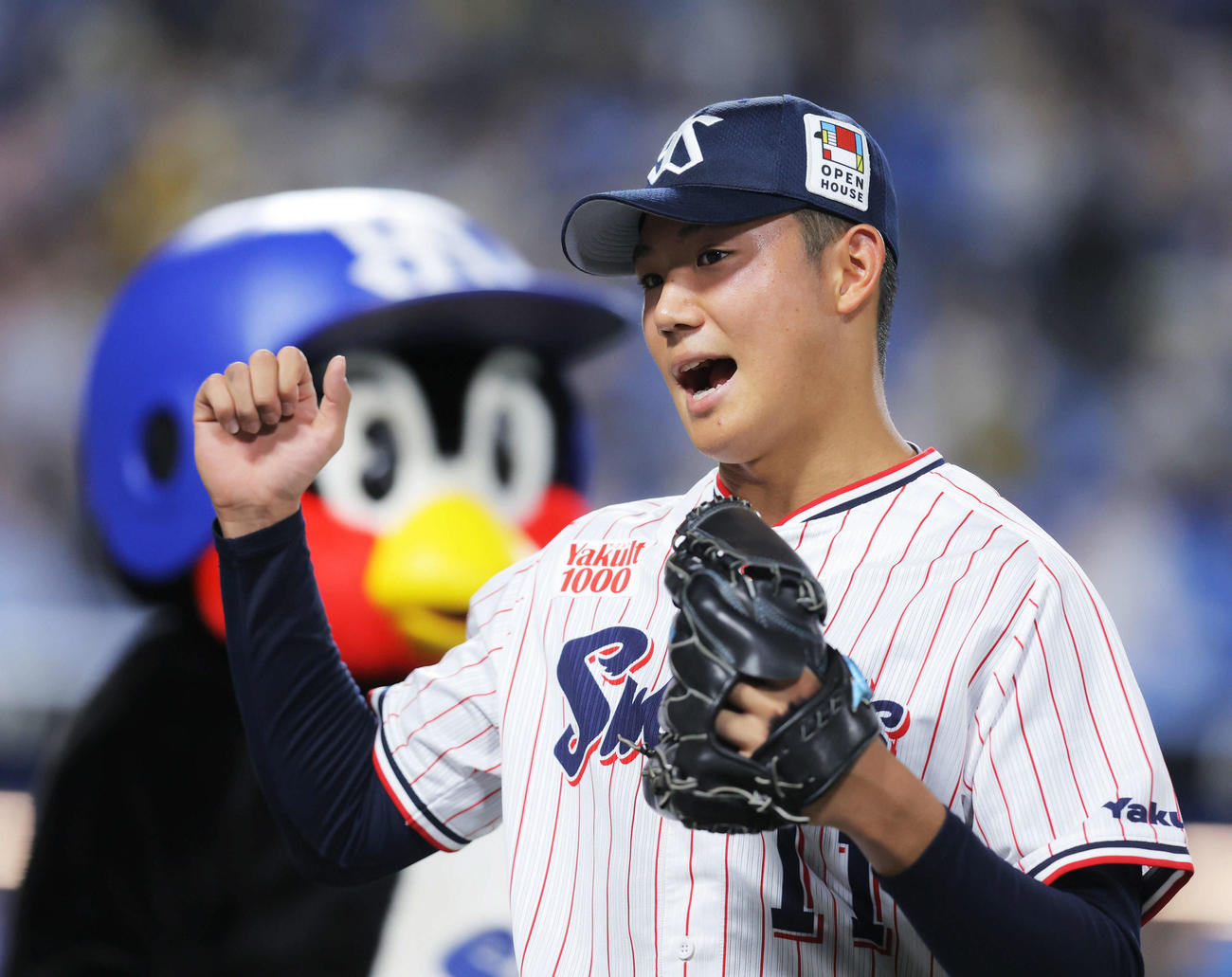 ヤクルト対阪神　5回表を抑えガッツポーズでベンチに戻る奥川（撮影・河田真司）