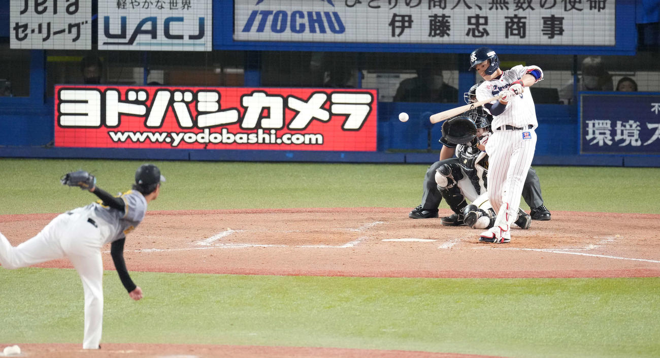 ヤクルト対阪神　5回裏ヤクルト1死二、三塁、右2点適時打を放つ塩見。投手高橋（撮影・鈴木みどり）