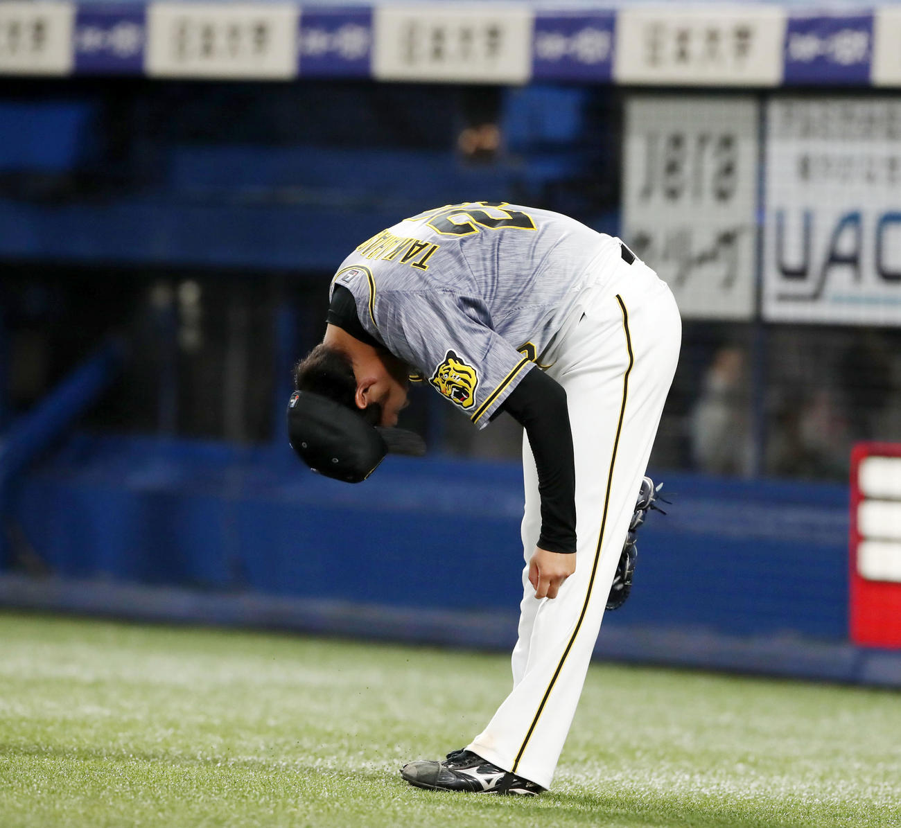 ヤクルト対阪神　5回裏ヤクルト1死二、三塁、高橋は塩見に右前適時打を打たれガックリをうなだれた（撮影・加藤哉）
