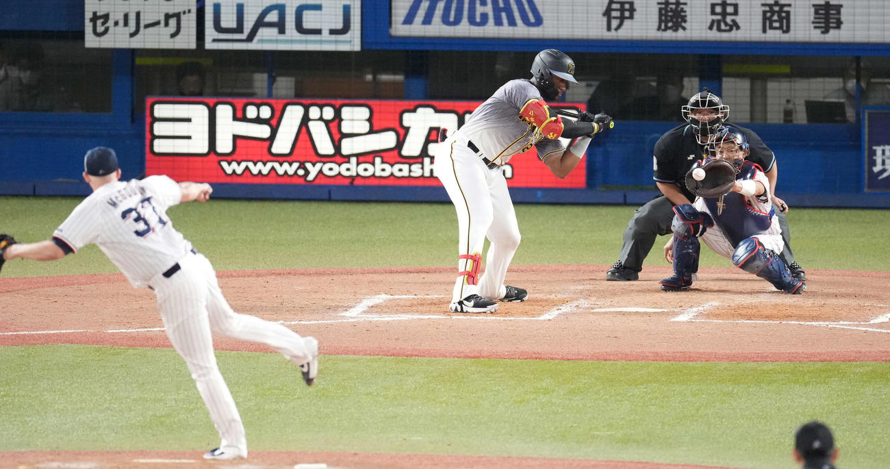 ヤクルト対阪神　9回表阪神2死一塁、見逃し三振に倒れるロハス。投手マクガフ（撮影・鈴木みどり）
