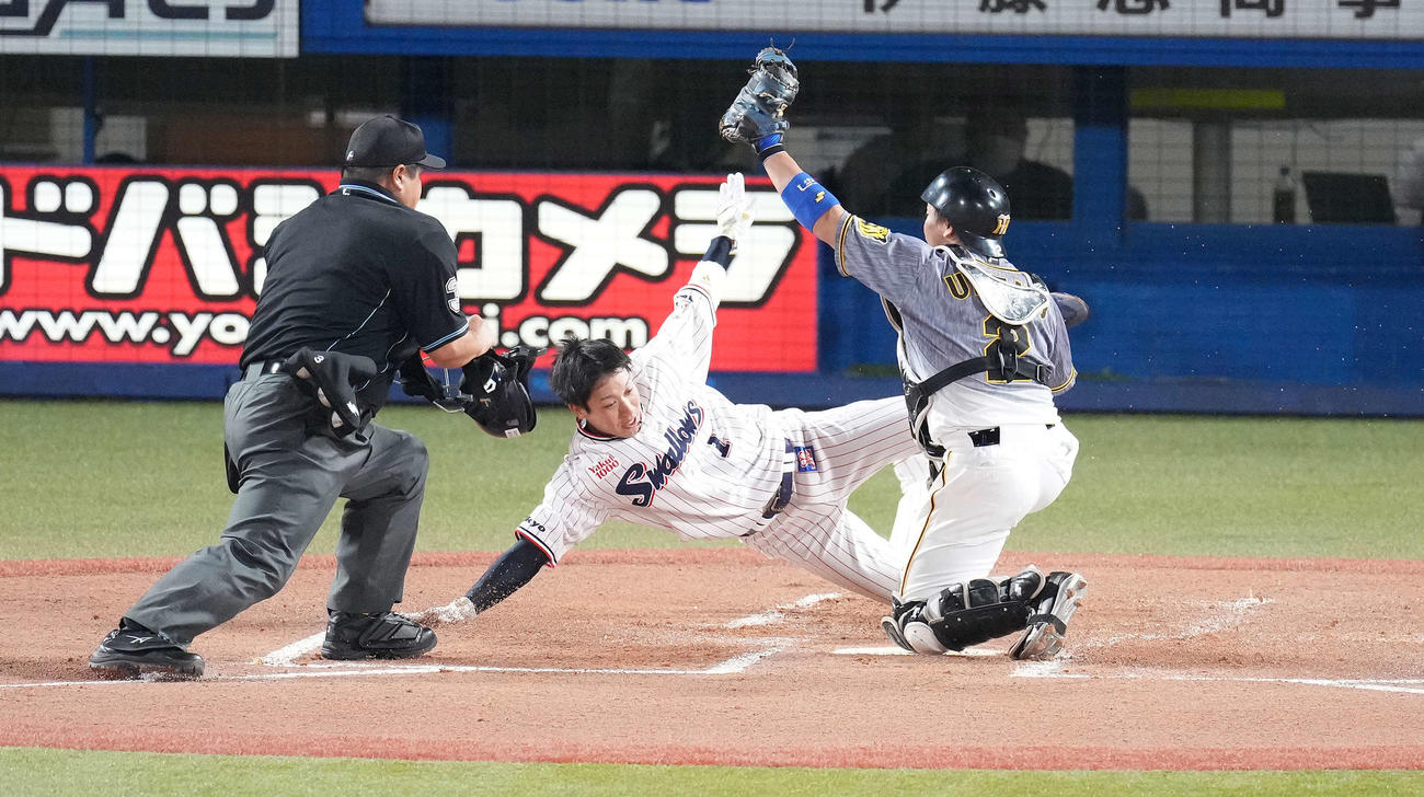 ヤクルト対阪神　1回裏ヤクルト2死一塁、村上の中適時二塁打で生還する一塁走者山田。捕手梅野（撮影・鈴木みどり）
