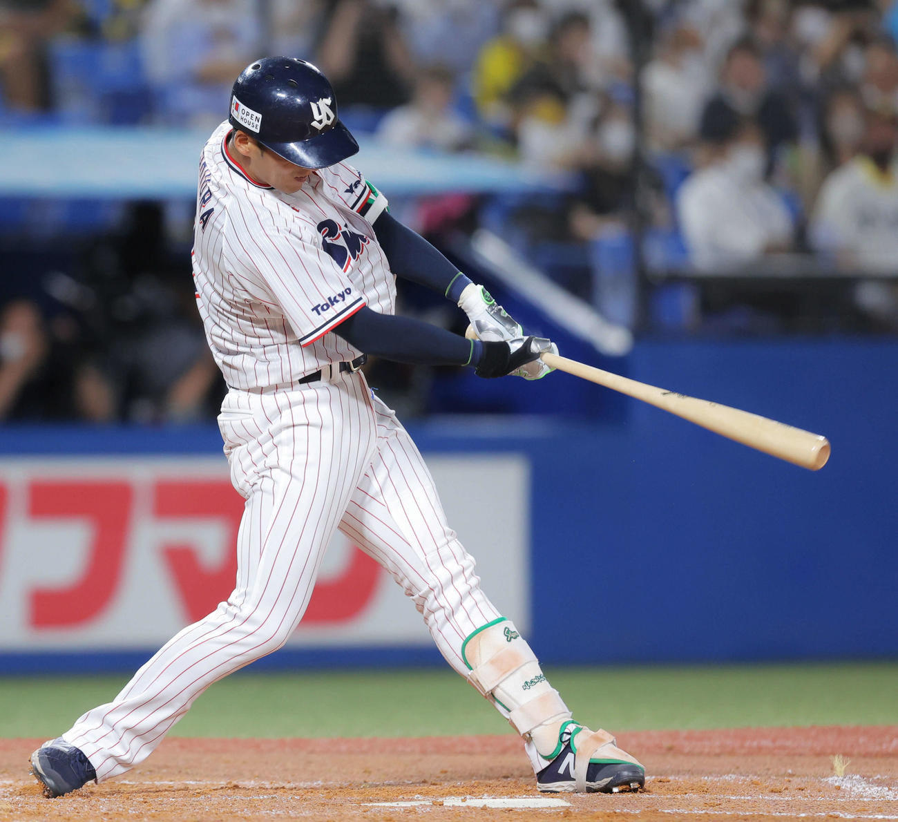 ヤクルト対阪神　2回裏ヤクルト2死、ポール直撃の左越えソロ本塁打を放つ西浦（撮影・河田真司）