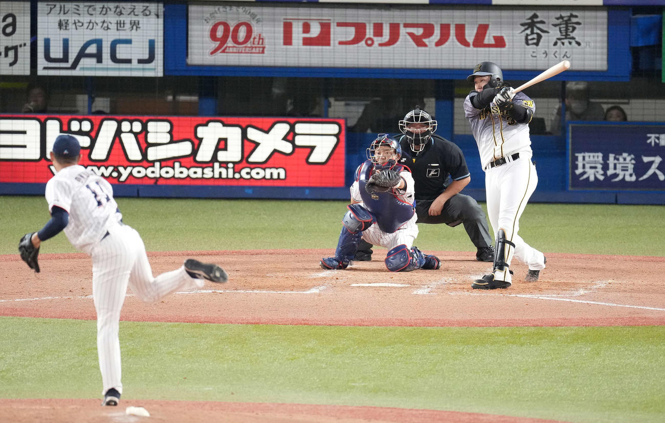 ヤクルト対阪神　4回表阪神2死、右越えソロ本塁打を放つ大山。投手奥川（撮影・鈴木みどり）