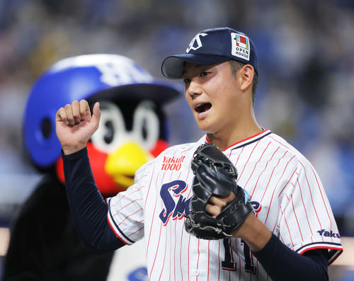 ヤクルト対阪神　5回表を抑えガッツポーズでベンチに戻る奥川（撮影・河田真司）