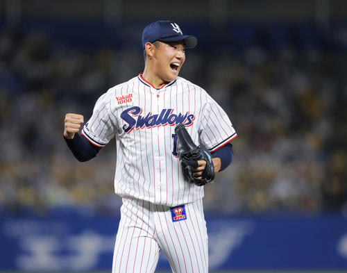 ヤクルト対阪神　6回表を抑え、笑顔でガッツポーズする奥川（撮影・河田真司）