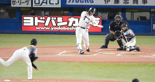 ヤクルト対阪神　1回裏ヤクルト2死一塁、先制の中適時二塁打を放つ村上。投手高橋（撮影・鈴木みどり）