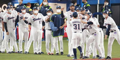 ヤクルト対阪神　阪神に勝利し、9勝目のヤクルト奥川（中央）は田口（中央左）に肩をもまれながらナインを迎える（撮影・鈴木みどり）