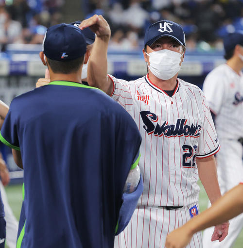 ヤクルト対阪神　阪神に勝利し、奥川（左）を迎える高津監督（撮影・河田真司）