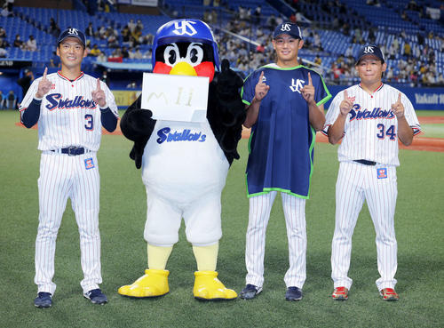 ヤクルト対阪神　阪神に勝利し、マジック11のポーズで写真に納まるヤクルトの、左から西浦、つば九郎、奥川、田口（撮影・河田真司）