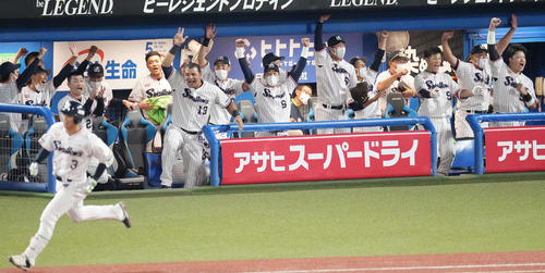 ヤクルト対阪神　2回裏ヤクルト2死、西浦の左越えソロ本塁打にガッツポーズする村上（右）らヤクルトナイン（撮影・鈴木みどり）