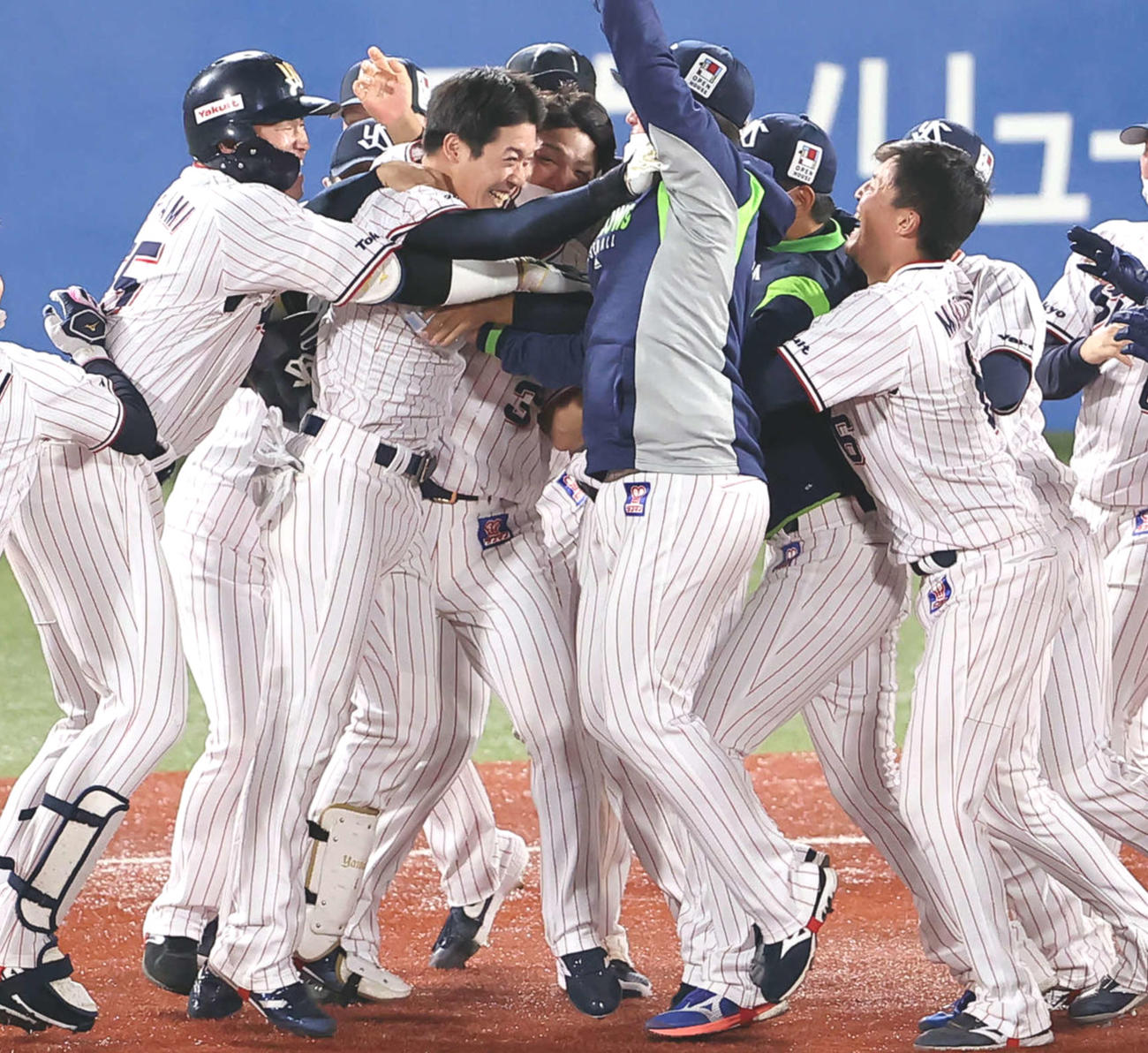 ヤクルト対巨人　9回裏ヤクルト2死二塁、山田（左から2人目）はサヨナラ勝ちを引き寄せる遊内野安打を放ち、村上らナインに祝福される（撮影・浅見桂子）