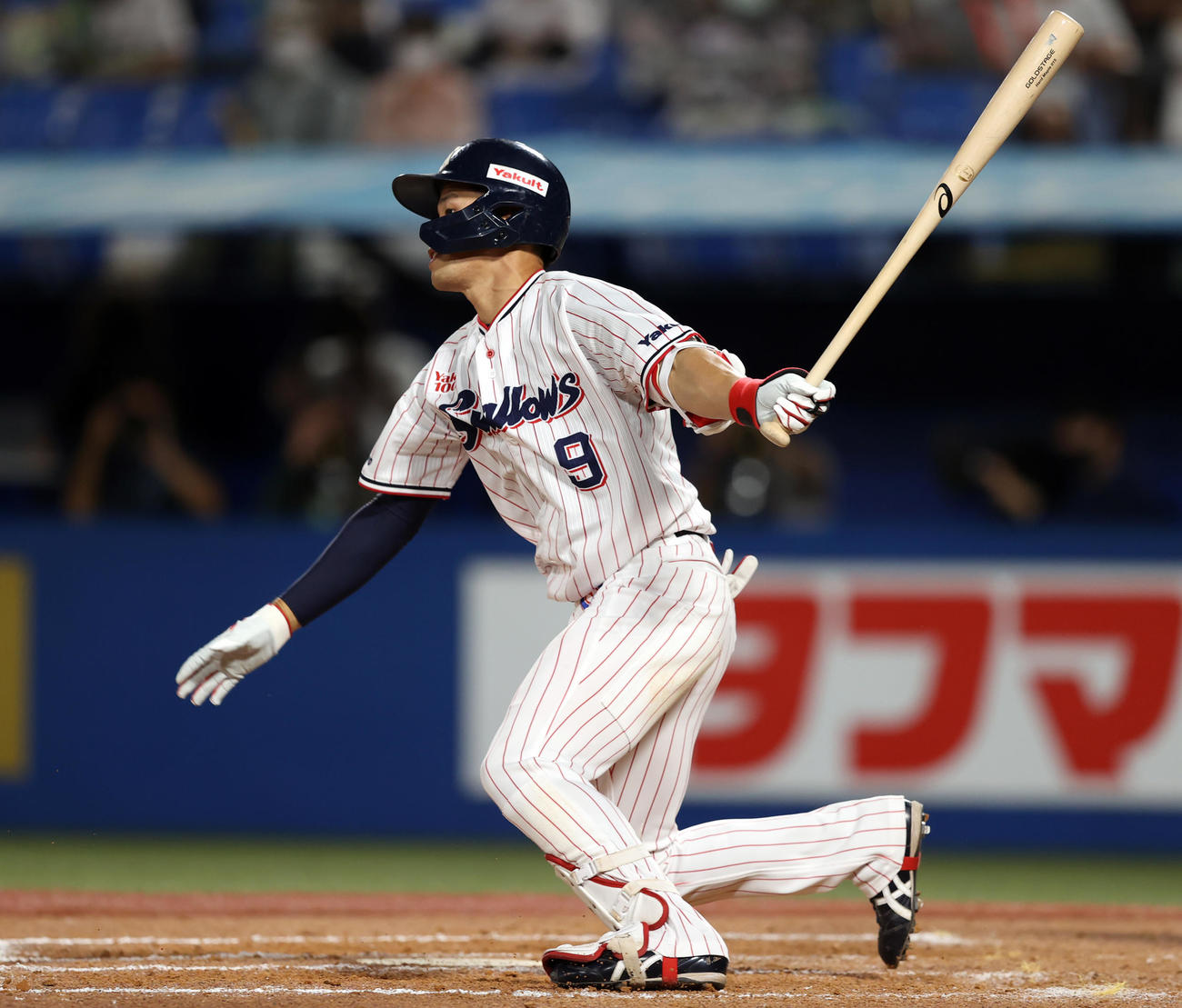 ヤクルト対巨人　9回裏ヤクルト1死、チーム初安打となる左前打を放つ塩見（撮影・狩俣裕三）