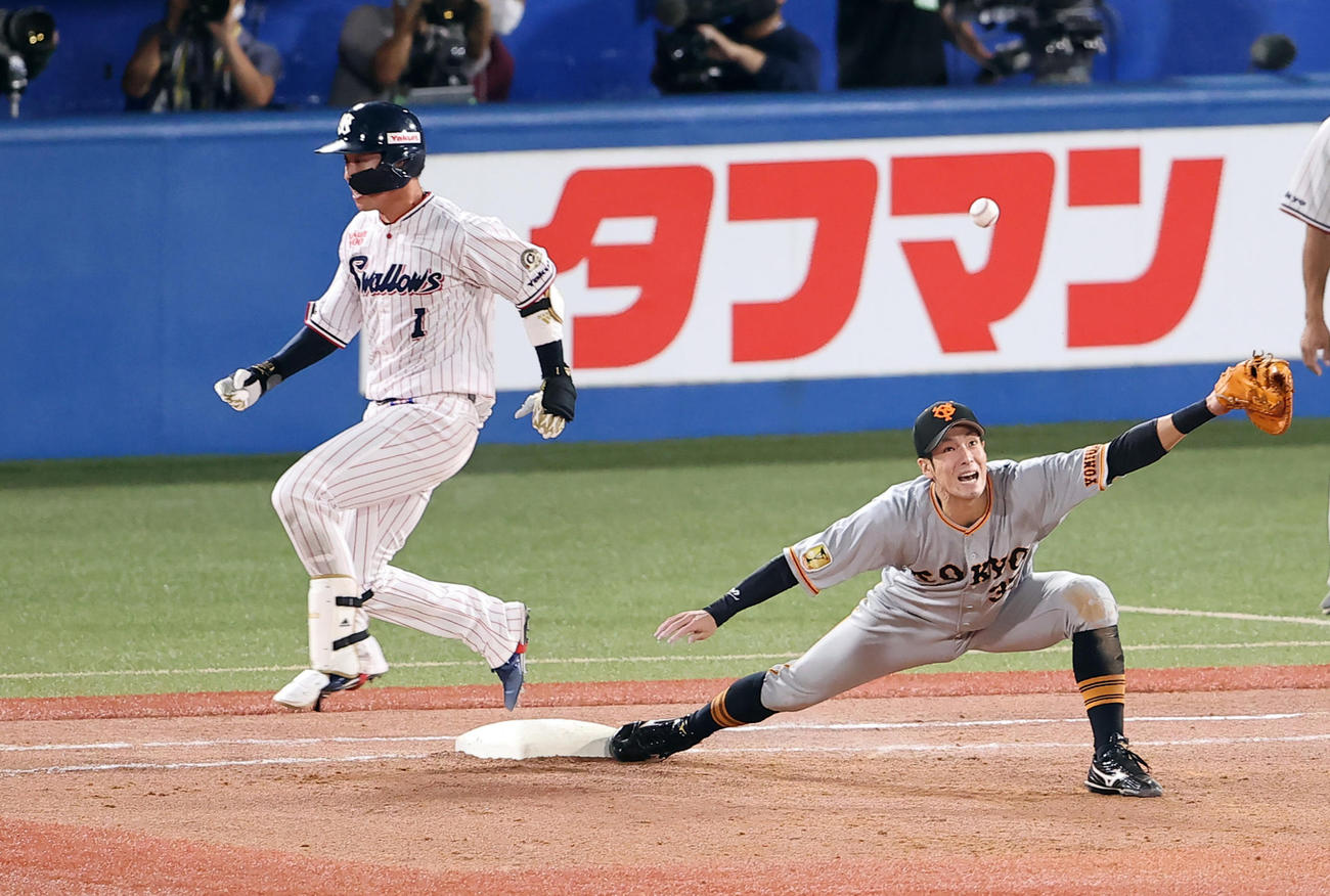 ヤクルト対巨人　9回裏ヤクルト2死二塁、山田（左）はサヨナラ勝ちを引き寄せる、内野安打を放つ（撮影・浅見桂子）