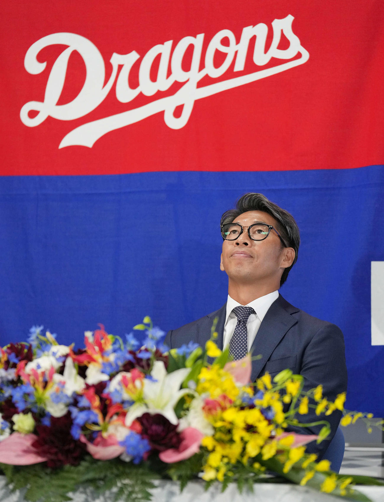 引退会見の合間、20年を思い返す山井（撮影・森本幸一）