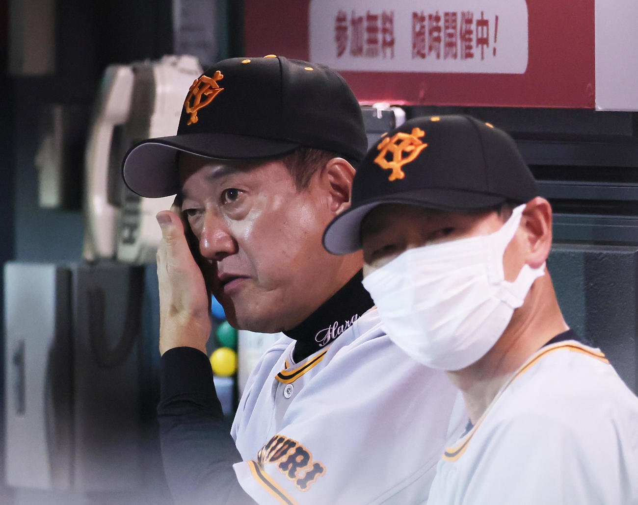広島対巨人　ベンチで会話を交わす巨人の原監督（左）と桑田投手チーフコーチ補佐（撮影・足立雅史）
