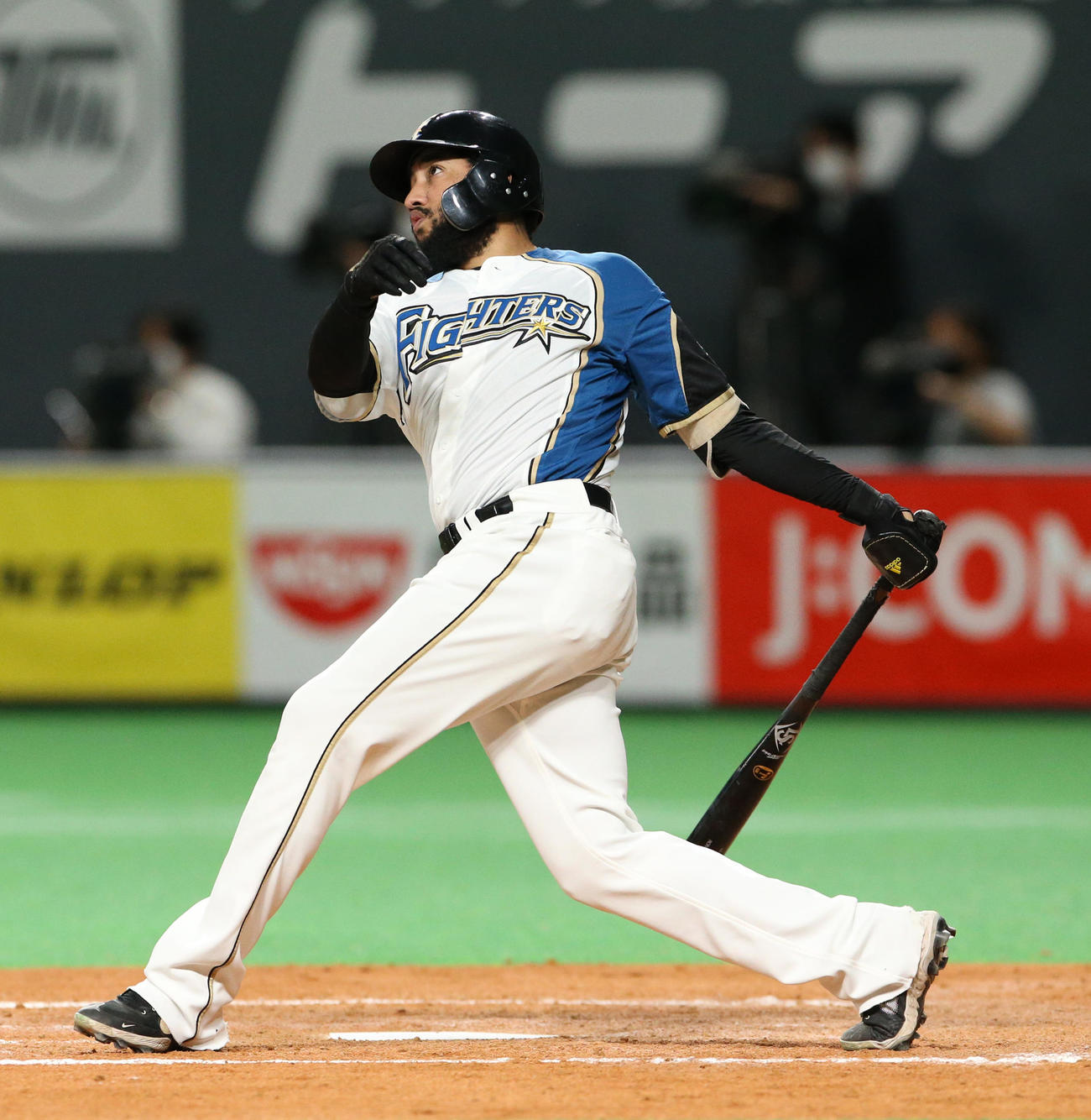 日本ハム対ロッテ　4回裏日本ハム1死、R・ロドリゲスは左越え本塁打を放つ（撮影・佐藤翔太）