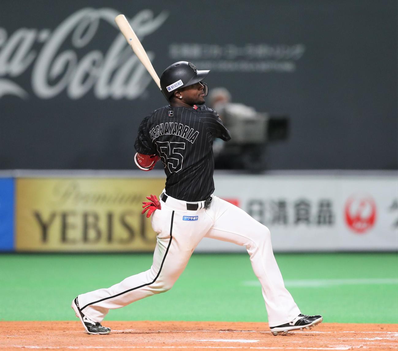 日本ハム対ロッテ　5回表ロッテ無死、右中間に二塁打を放つエチェバリア（撮影・黒川智章）