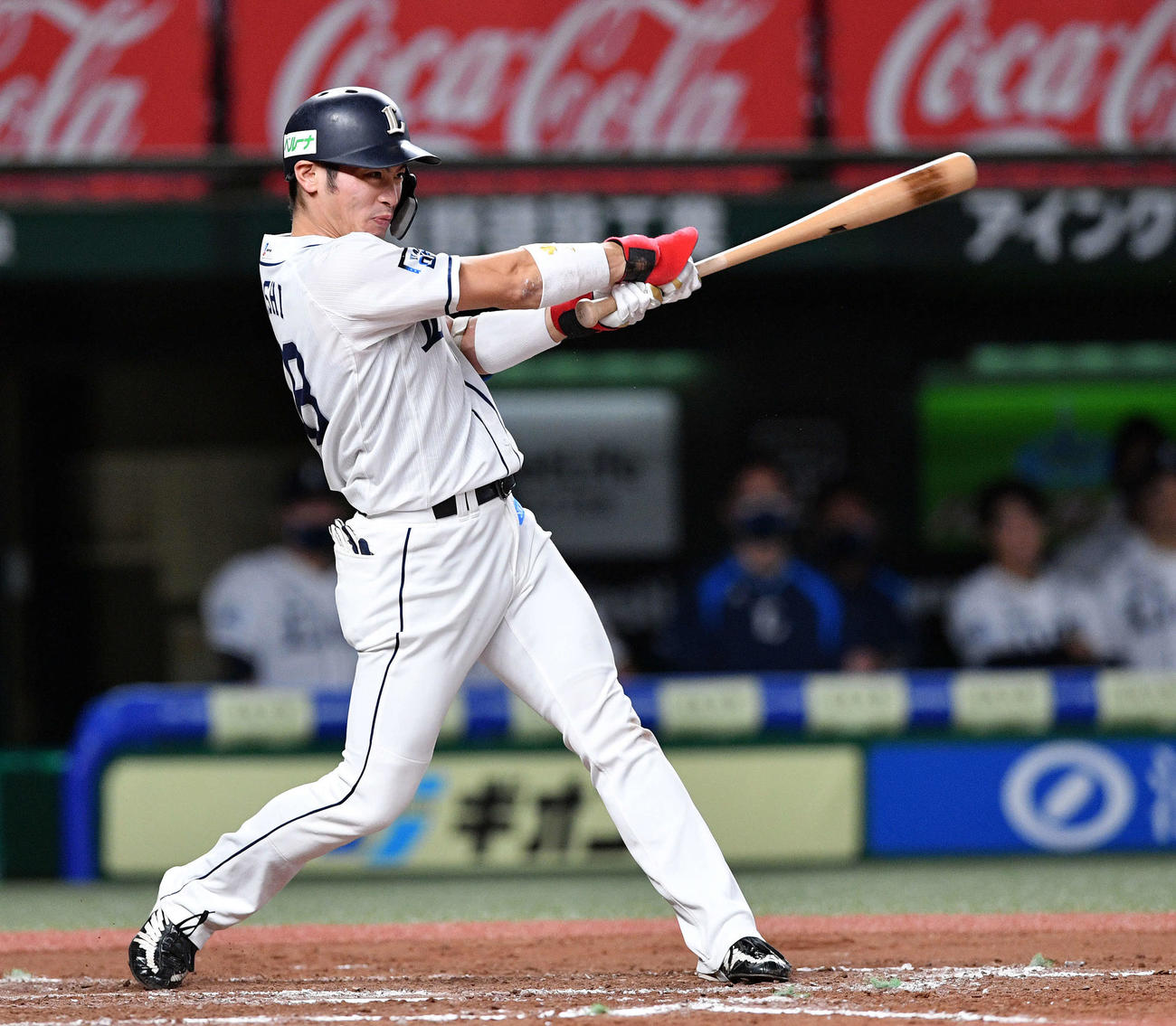 西武対ソフトバンク　8回裏西武1死一、三塁、岸は右前適時打を放つ（撮影・滝沢徹郎）