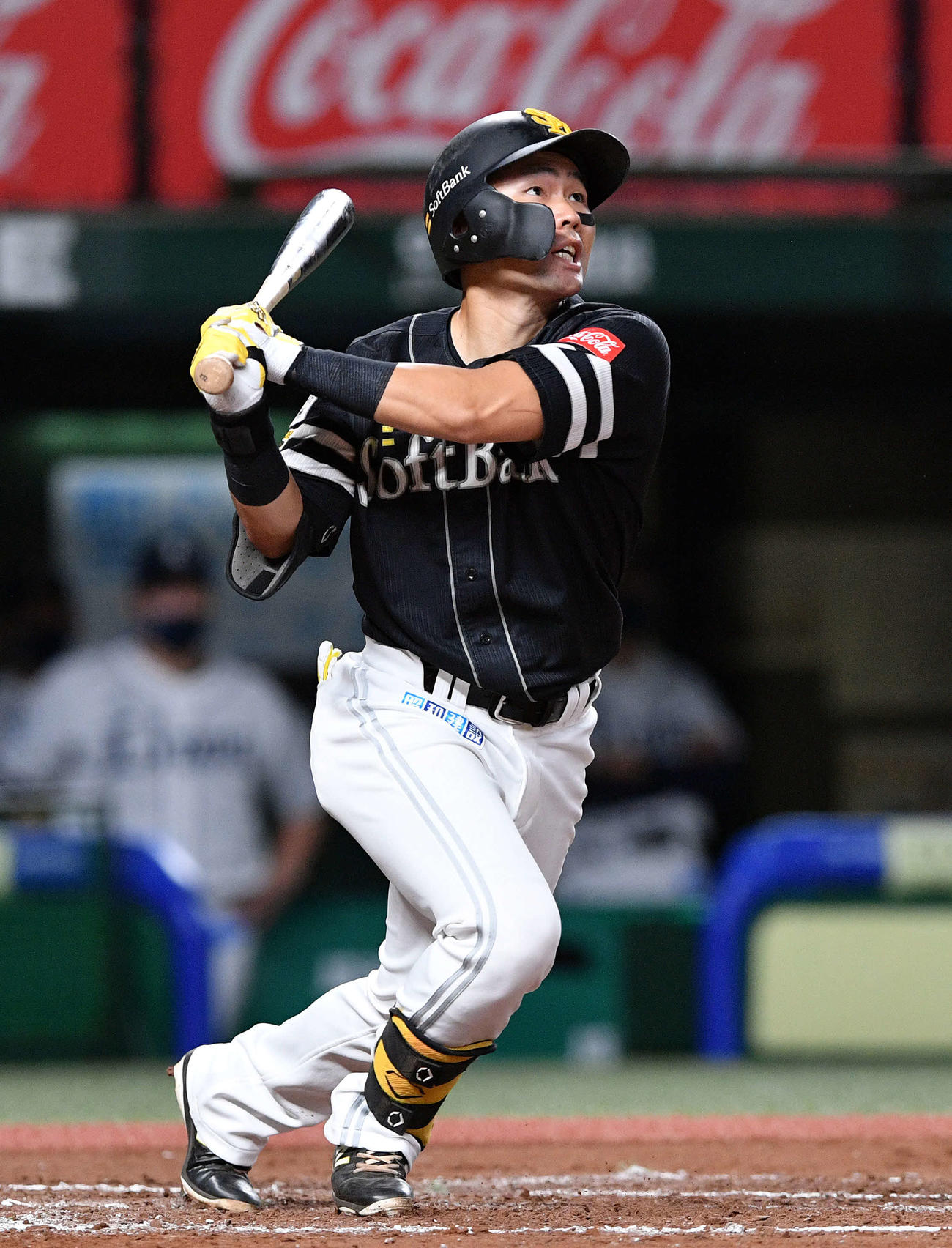 西武対ソフトバンク　8回表ソフトバンク1死、中村晃は同点の右越えソロ本塁打を放つ（撮影・滝沢徹郎）
