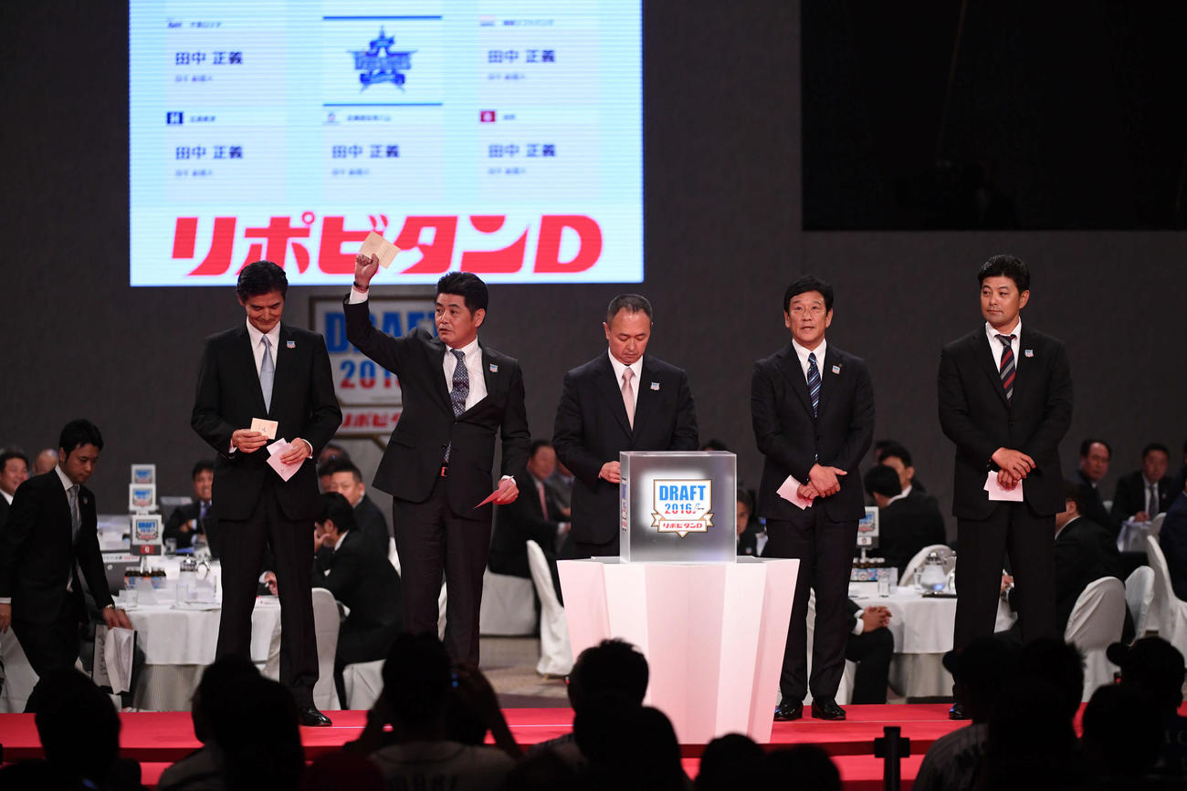 2016年プロ野球ドラフト会議　創価大・田中正義を引き当てたソフトバンク工藤公康監督（左から2人目）