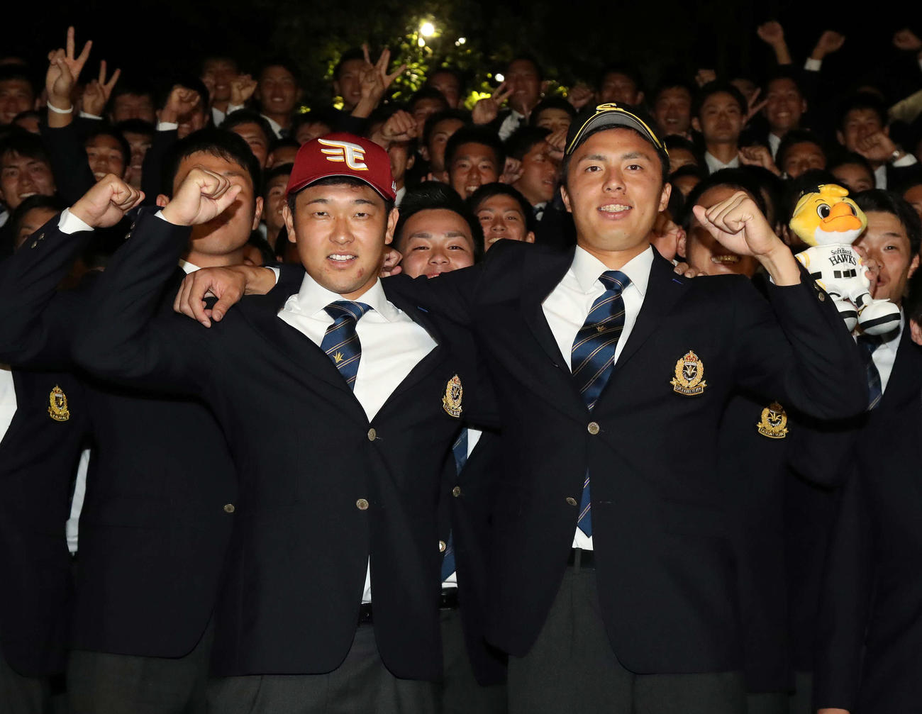 2016年プロ野球ドラフト会議　ガッツポーズするソフトバンク1位の田中（中央右）と楽天2位の池田（同左）
