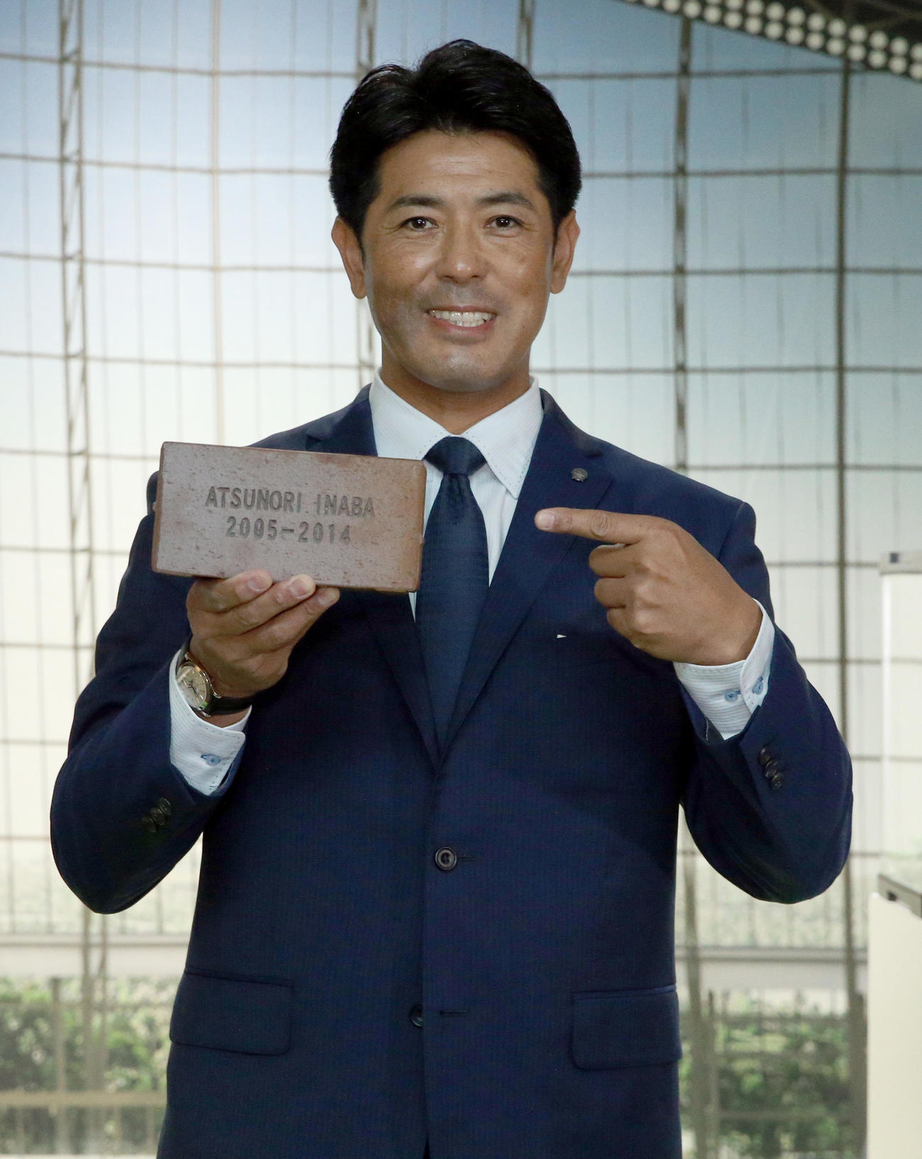 自身の名前が刻印されたレンガを持ちながら笑顔で撮影に応じる日本ハム稲葉SCO（撮影・佐藤翔太）