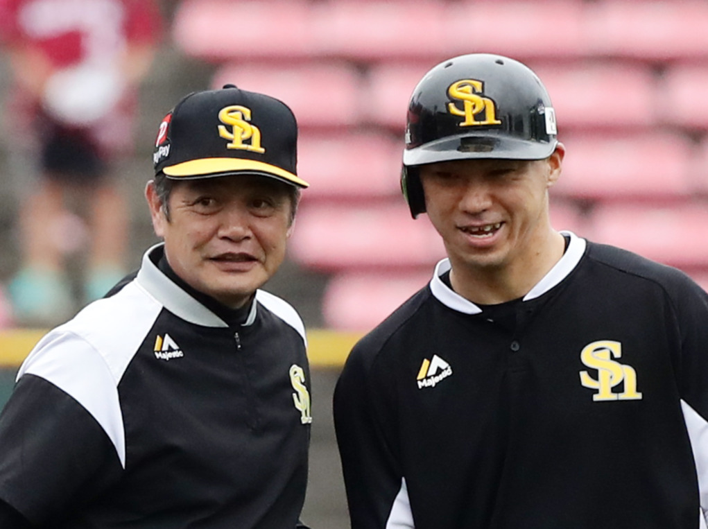 左からソフトバンク工藤公康監督、長谷川勇也（2019年8月14日撮影）