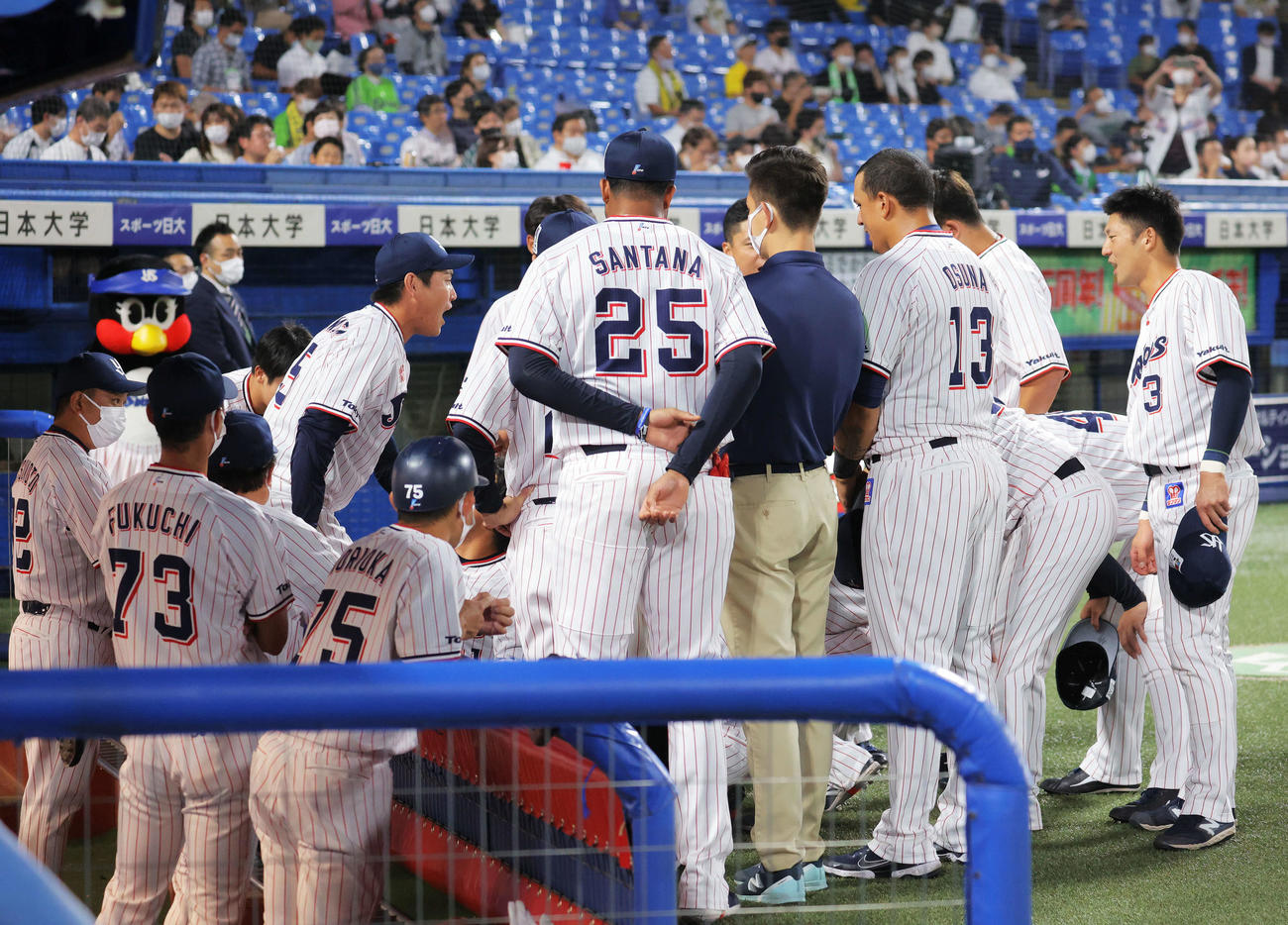 ヤクルト対阪神　試合開始前、円陣を組むヤクルトナイン（撮影・河田真司）