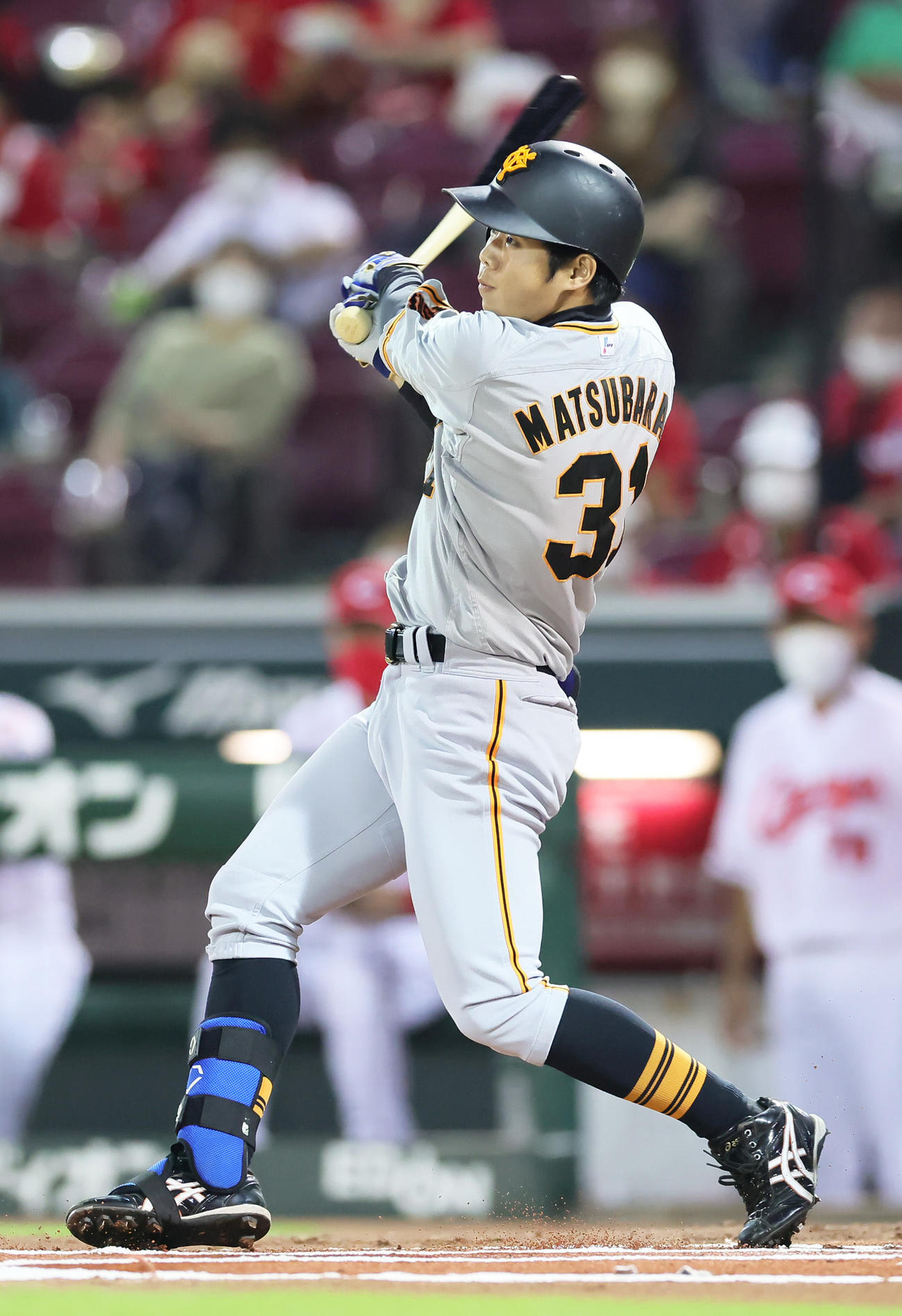 広島対巨人　1回表巨人無死、先頭打者本塁打を放つ松原（撮影・足立雅史）