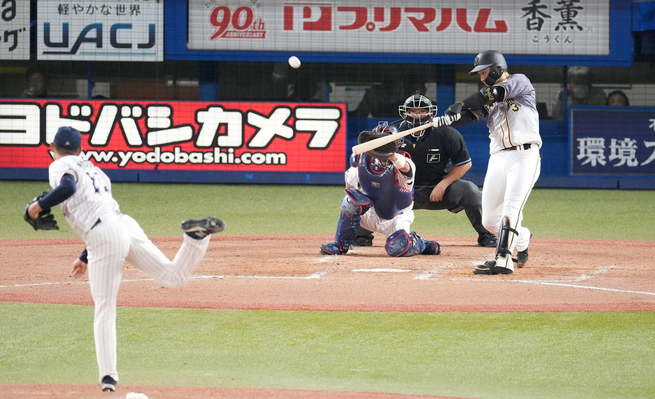 ヤクルト対阪神　4回表阪神2死、右越えソロ本塁打を放つ大山。投手奥川（撮影・鈴木みどり）
