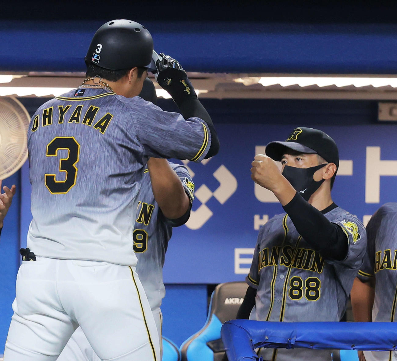 ヤクルト対阪神　4回表阪神2死、右越えソロ本塁打で生還する大山を迎える矢野監督（撮影・河田真司）