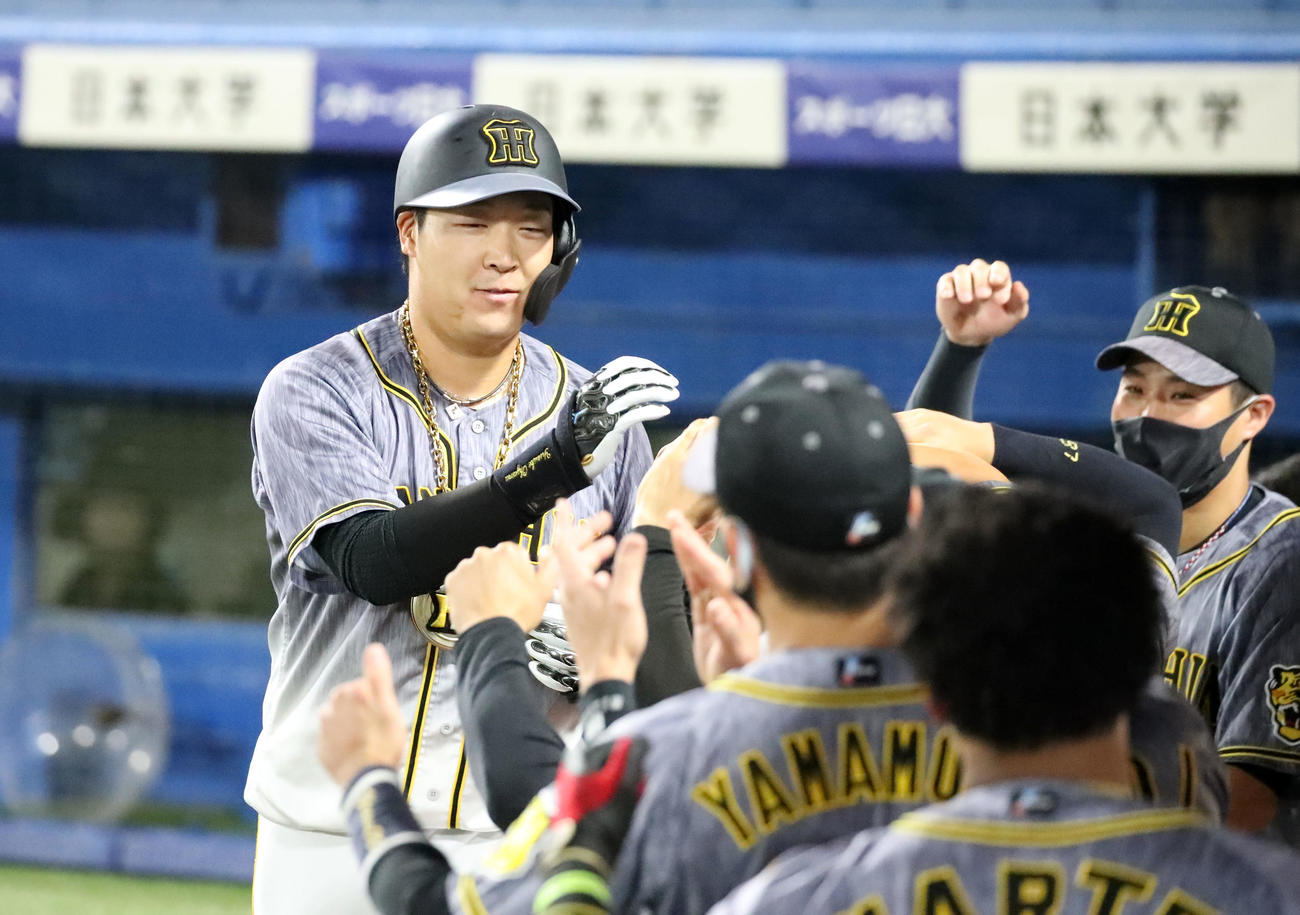ヤクルト対阪神　4回表阪神2死、大山は右越え本塁打を放ちベンチのナインとエアタッチする（撮影・加藤哉）