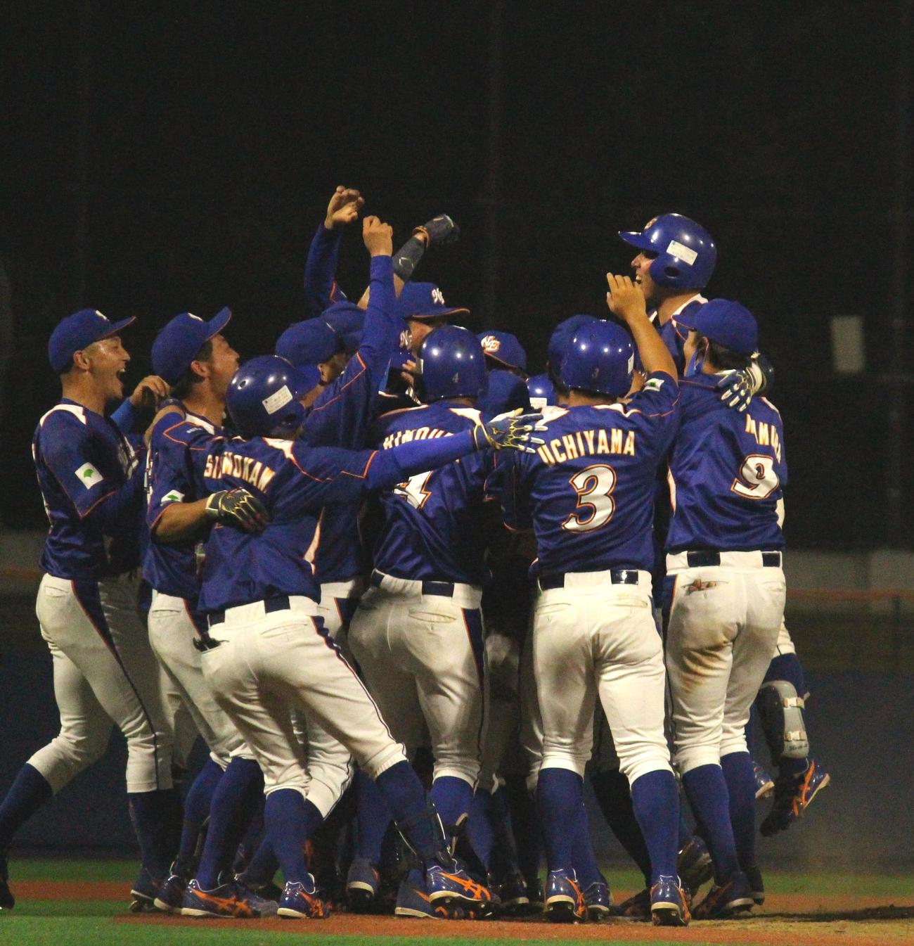JR東日本対NTT東日本　9回裏NTT東日本1死一、二塁、上川畑の適時打でサヨナラ勝ちし喜ぶ選手たち（撮影・保坂恭子）