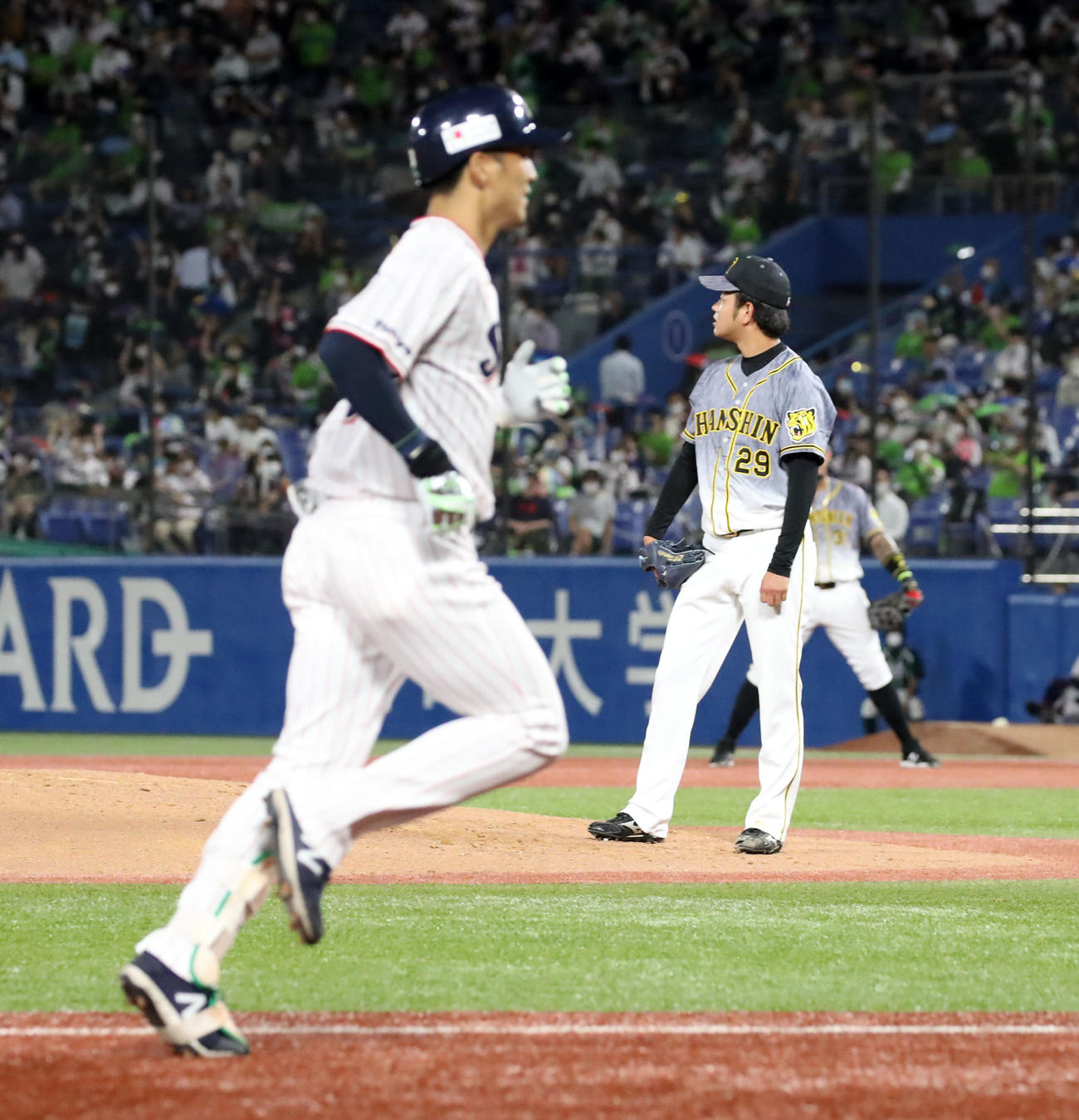 ヤクルト対阪神　2回裏ヤクルト2死、高橋は西浦に左越え本塁打を被弾（撮影・加藤哉）