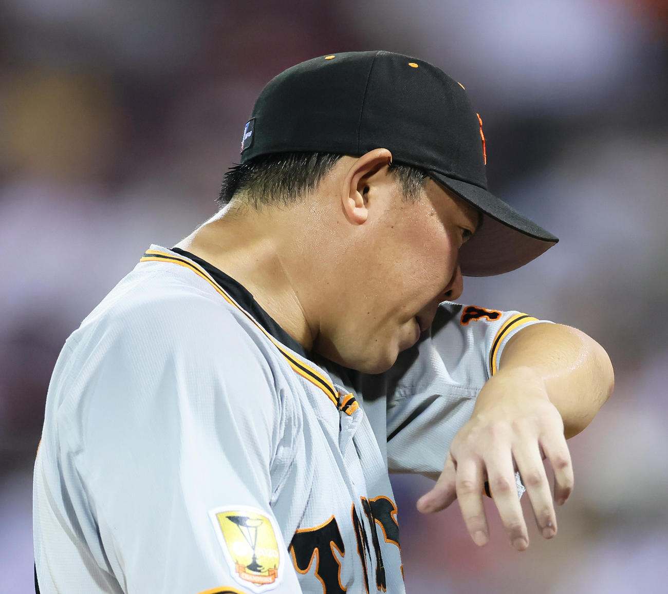 広島対巨人　5回途中、降板する巨人山口（撮影・足立雅史）