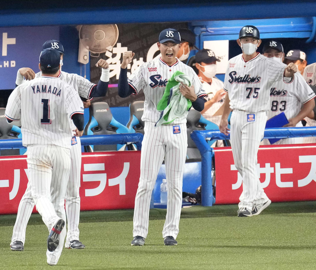 ヤクルト対阪神　7回表阪神2死満塁、2番手田口が代打糸井を空振り三振に仕留め、ベンチを出て雄たけびを上げる奥川（中央）（撮影・鈴木みどり）