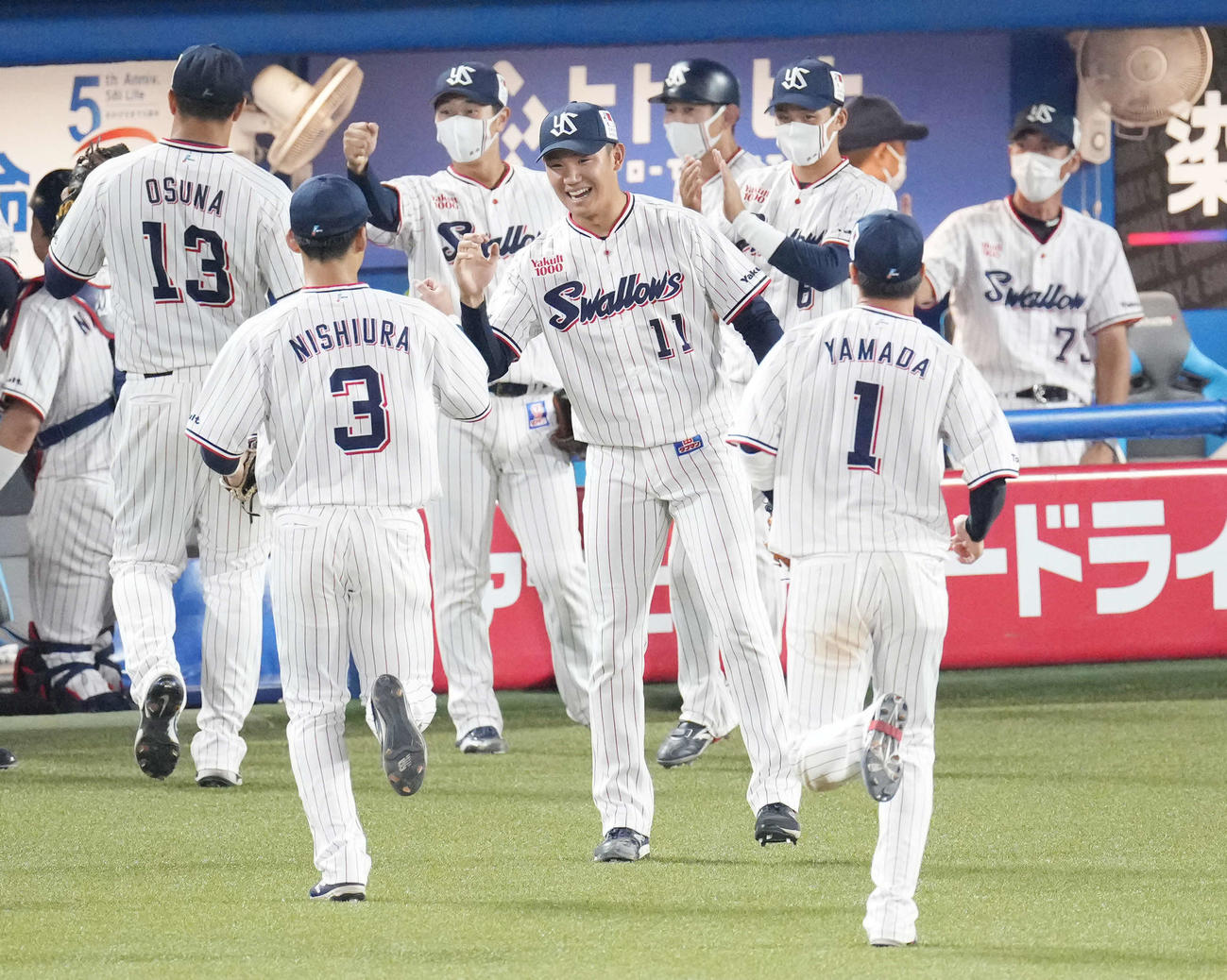 ヤクルト対阪神　6回表阪神1死一塁、中野を二ゴロ併殺に仕留め、笑顔で西浦（左手前）を迎える奥川（中央）（撮影・鈴木みどり）