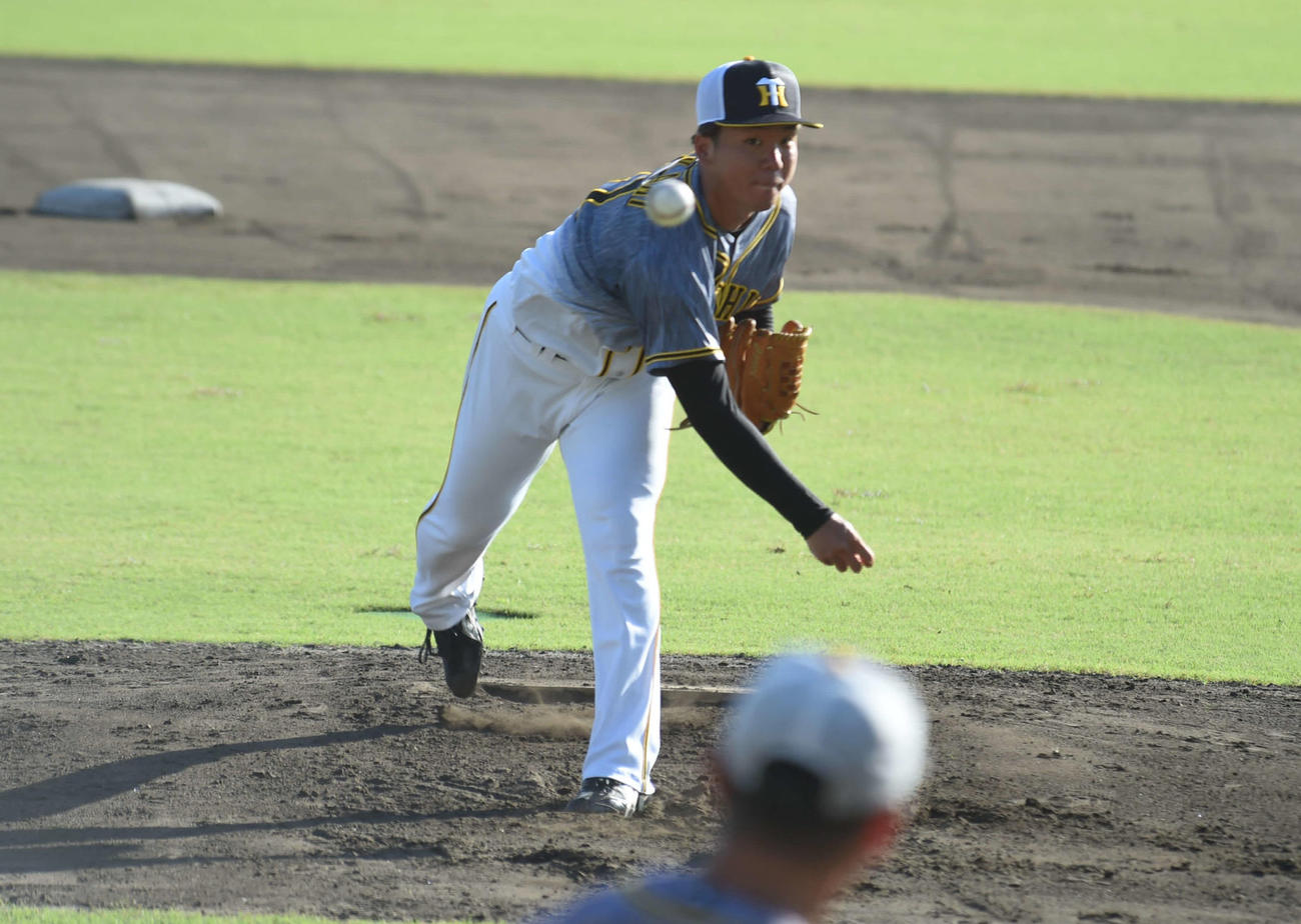 前日練習で投内連係の確認をする阪神村上頌樹