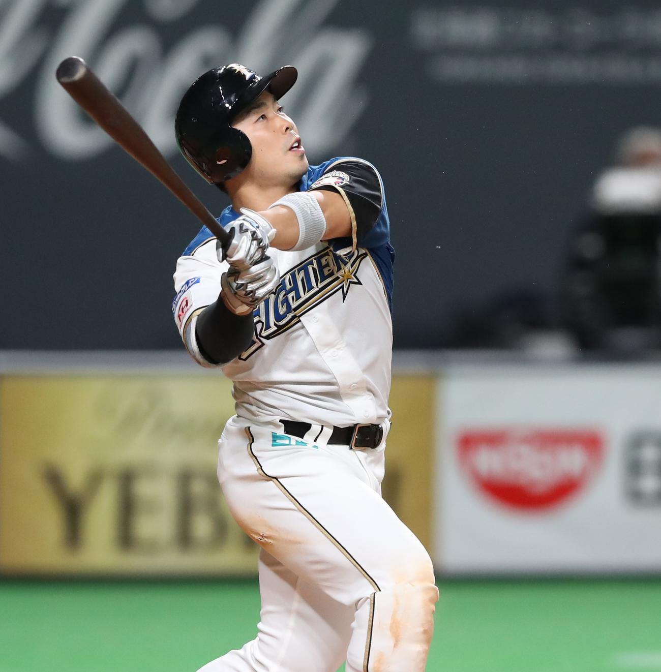 日本ハム対ロッテ　5回裏日本ハム1死一、三塁、中犠飛を放つ近藤（撮影・黒川智章）