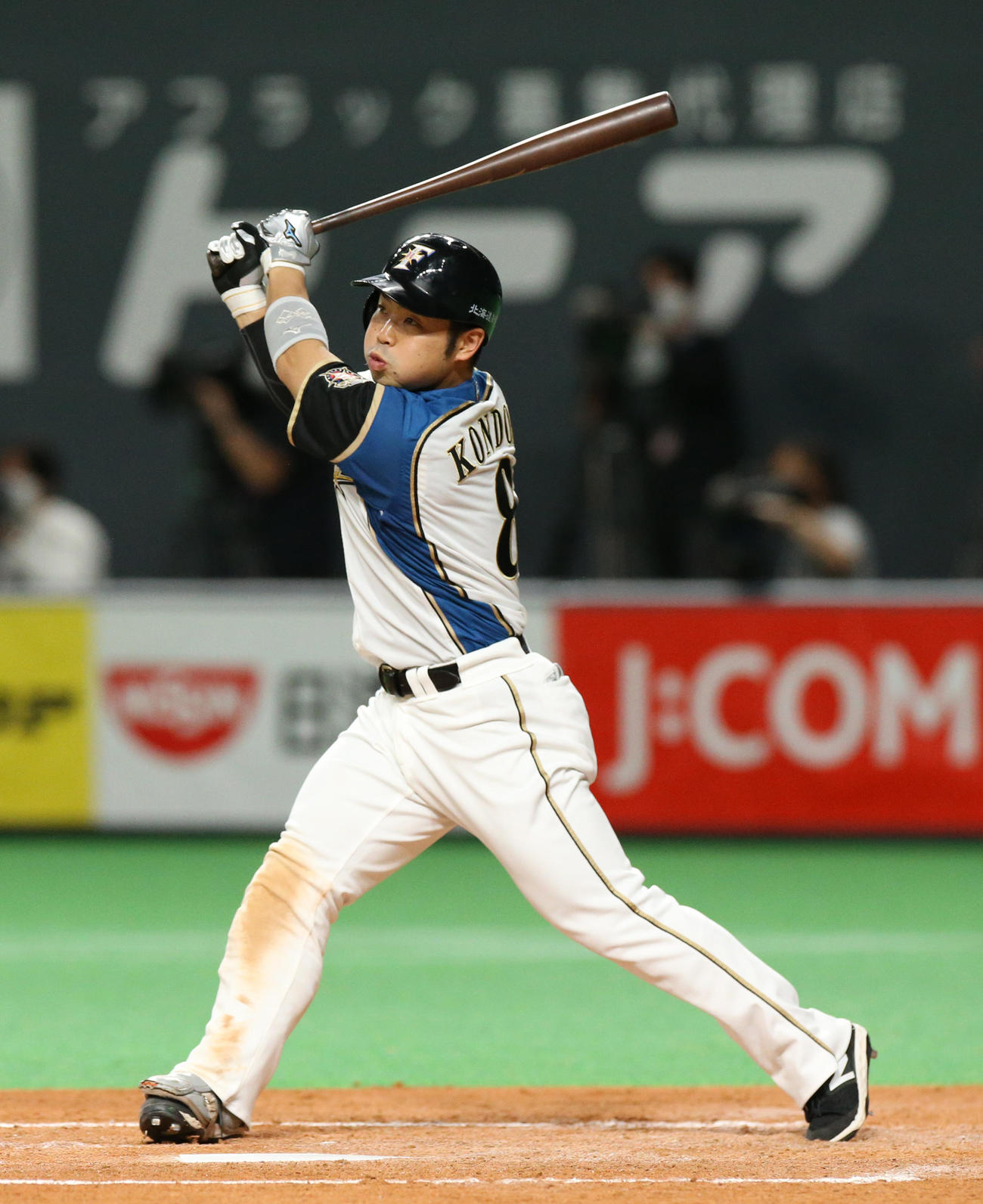 日本ハム対ロッテ　3回裏日本ハム1死二、三塁、近藤は左犠飛を放つ（撮影・佐藤翔太）