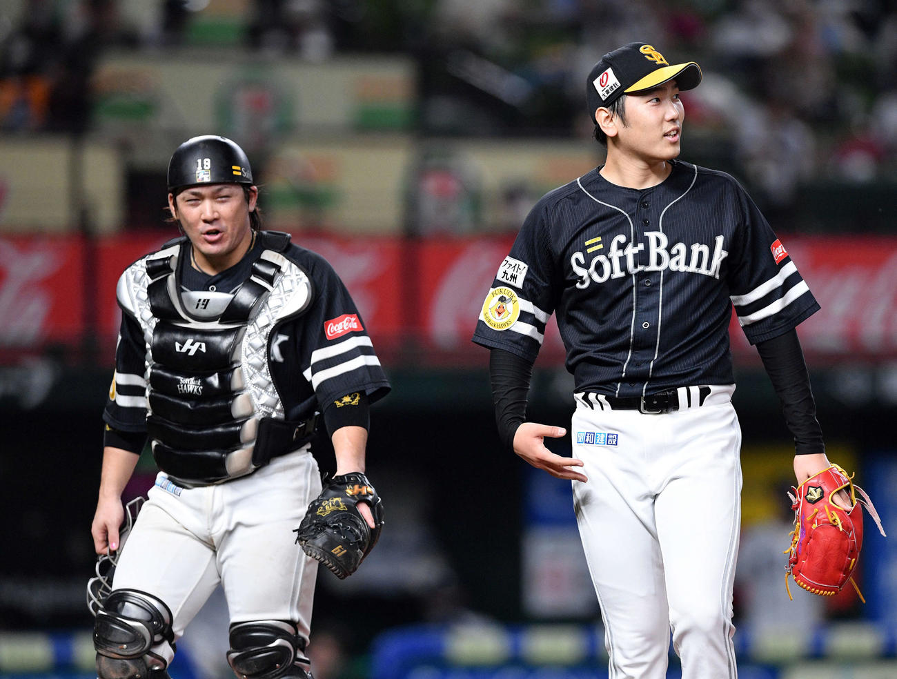 西武対ソフトバンク　5回裏、追加点を許したソフトバンク石川（右）は甲斐と苦笑いして引き揚げる（撮影・滝沢徹郎）