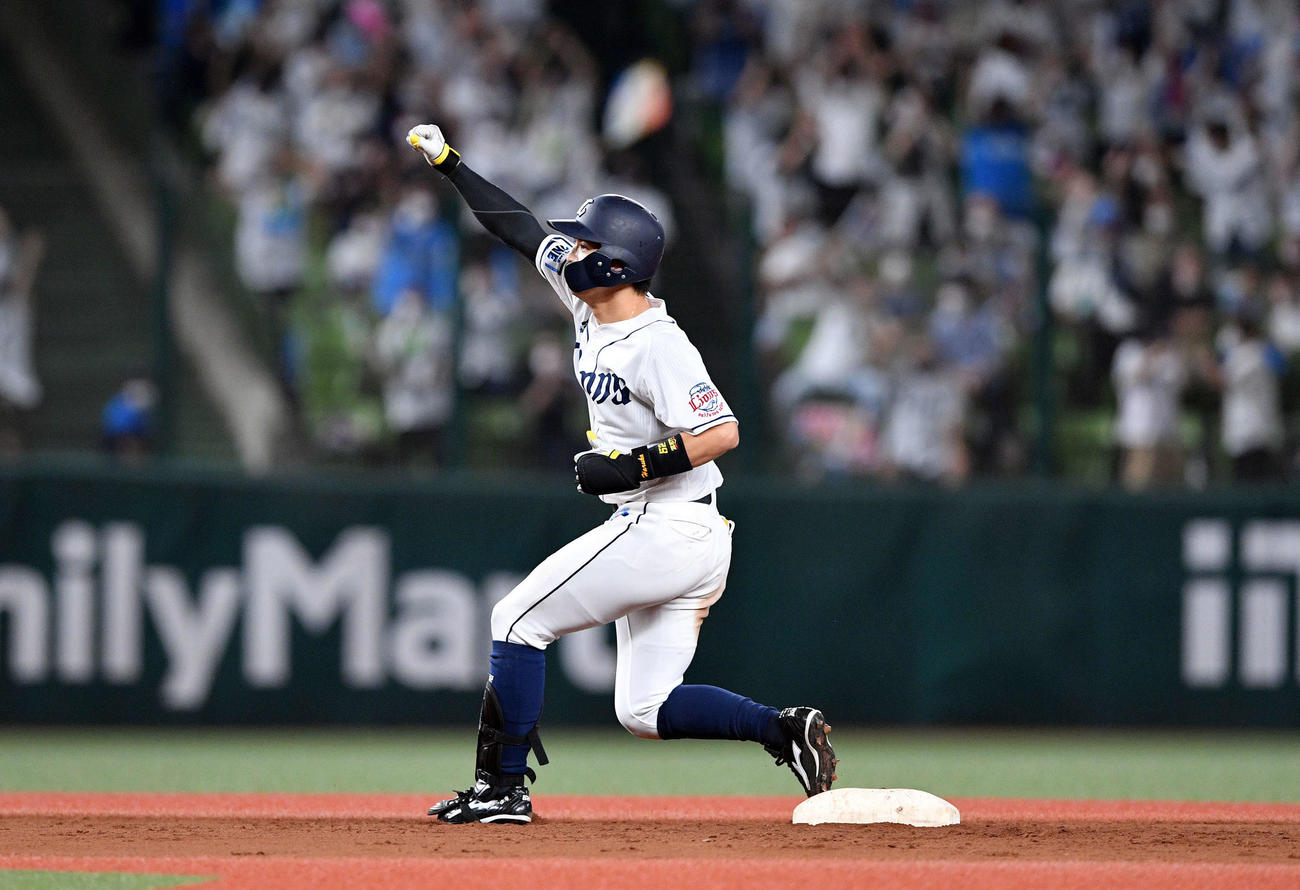 西武対ソフトバンク　8回裏西武無死一、二塁、山田は勝ち越しの適時二塁打を放ちベンチへ向かいガッツポーズする（撮影・滝沢徹郎）