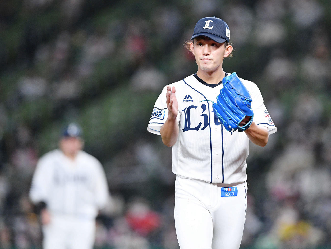 西武対ソフトバンク　3回を投げ終えた西武今井は野手に拍手を送る（撮影・滝沢徹郎）