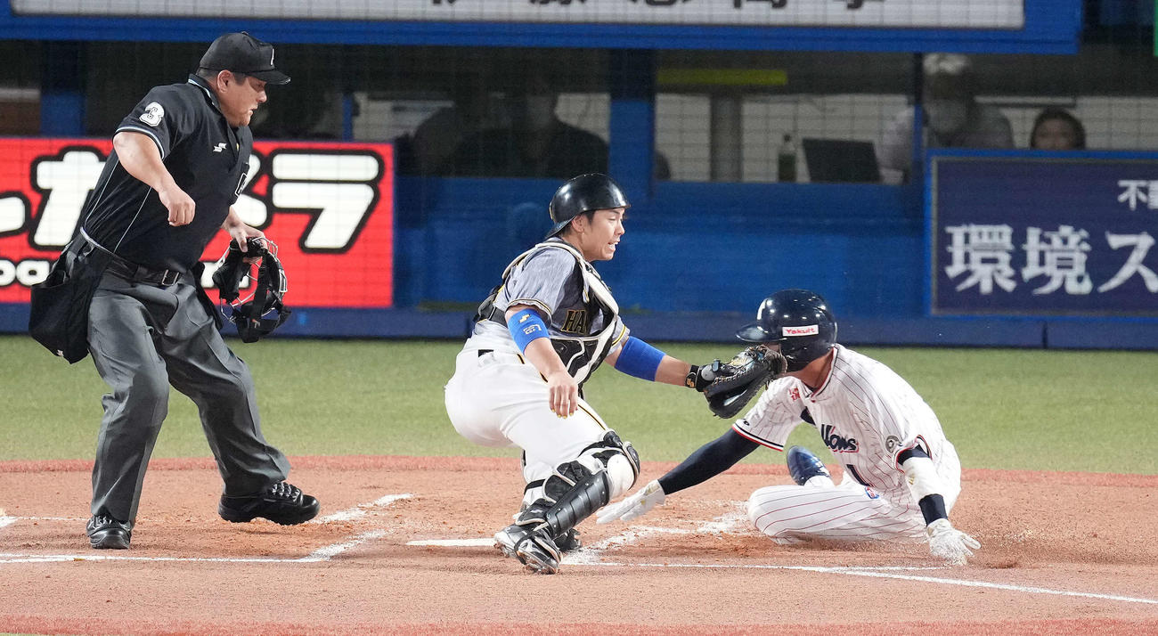 ヤクルト対阪神　1回裏ヤクルト2死一塁、村上の中適時二塁打で生還する一塁走者山田。捕手梅野（撮影・鈴木みどり）