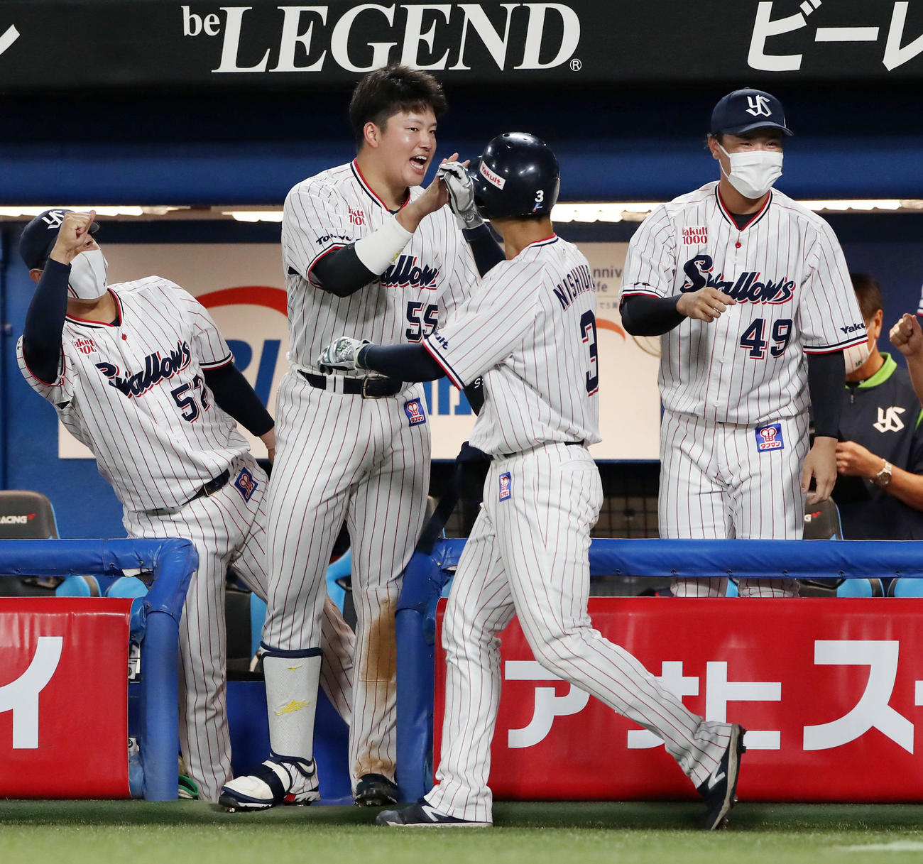 ヤクルト対阪神　5回裏ヤクルト1死二、三塁、ベンチの村上は塩見の右前適時打で生還する二塁走者西浦（右）と笑顔でタッチする（撮影・加藤哉）