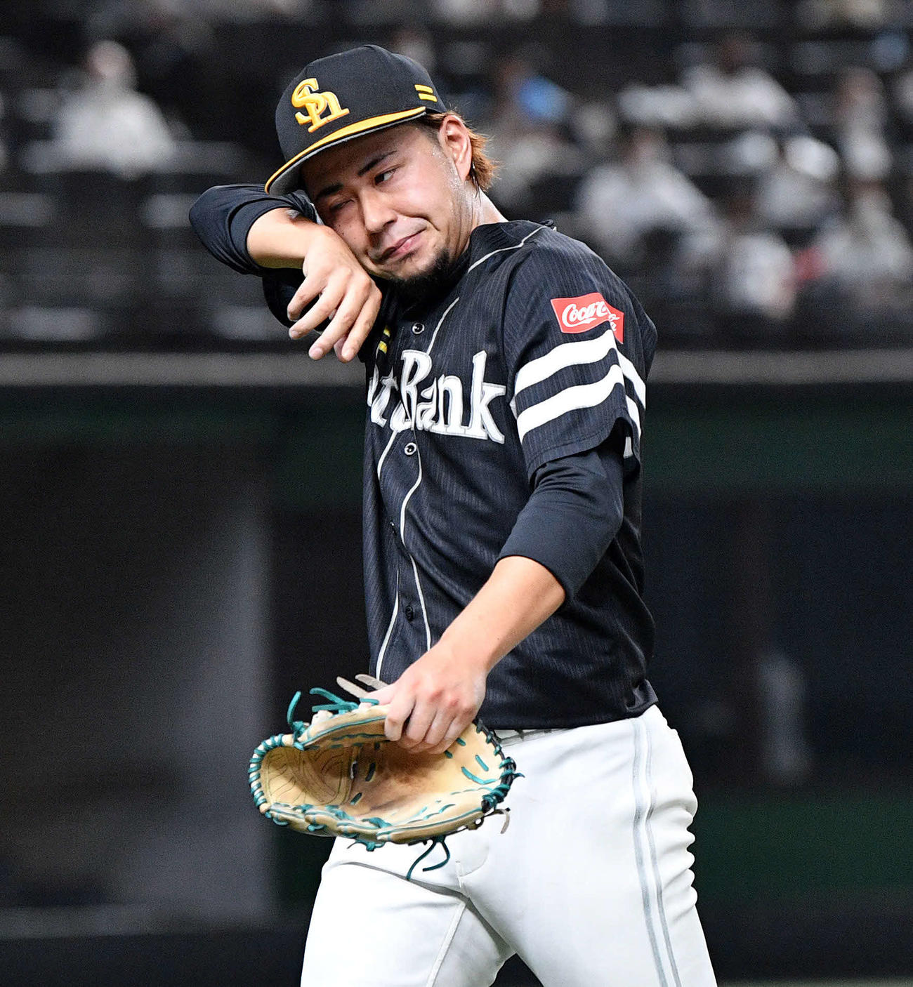 西武対ソフトバンク　8回裏、交代を告げられたソフトバンク古谷は汗を拭きながら引き揚げる（撮影・滝沢徹郎）